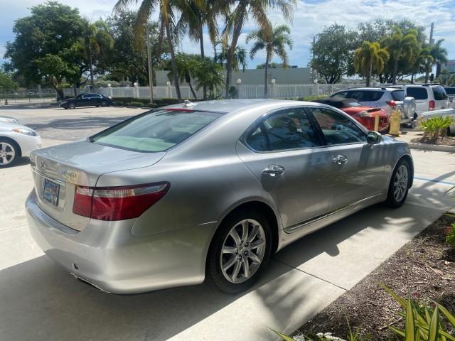 2008 Mercury Metallic /Light Gray Lexus LS 460 1 OWNER.FL LOW MILES 83,771 (JTHBL46F185) with an 4.6L DOHC 32-Valve V8 Engine engine, Automatic transmission, located at 4701 North Dixie Hwy, Pompano Beach, FL, 33064, (954) 422-2889, 26.240938, -80.123474 - OUR WEBPAGE FLORIDACARS1.COM HAS OVER 100 PHOTOS AND FREE CARFAX LINK 2008 LEXUS LS 460 $ 69,995 NEW VIN: JTHBL46F185078948 J T H B L 4 6 F 1 8 5 0 7 8 9 4 8 SEDAN 4 DR 4.6L V8 F DOHC 32V GASOLINE REAR WHEEL DRIVE Top Features A/C Seat(s) Alloy Wheels Bluetooth Technology Comfort Package Front Seat - Photo#7