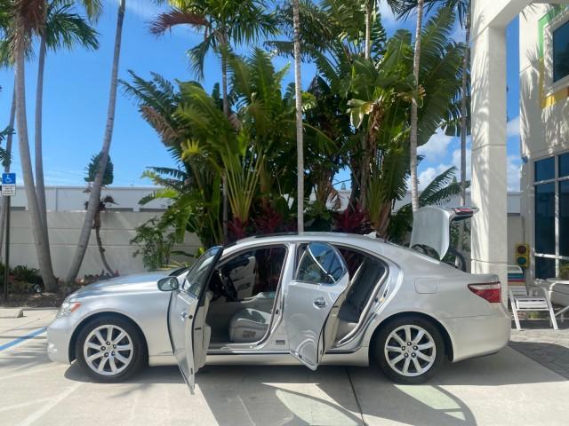 2008 Mercury Metallic /Light Gray Lexus LS 460 1 OWNER.FL LOW MILES 83,771 (JTHBL46F185) with an 4.6L DOHC 32-Valve V8 Engine engine, Automatic transmission, located at 4701 North Dixie Hwy, Pompano Beach, FL, 33064, (954) 422-2889, 26.240938, -80.123474 - OUR WEBPAGE FLORIDACARS1.COM HAS OVER 100 PHOTOS AND FREE CARFAX LINK 2008 LEXUS LS 460 $ 69,995 NEW VIN: JTHBL46F185078948 J T H B L 4 6 F 1 8 5 0 7 8 9 4 8 SEDAN 4 DR 4.6L V8 F DOHC 32V GASOLINE REAR WHEEL DRIVE Top Features A/C Seat(s) Alloy Wheels Bluetooth Technology Comfort Package Front Seat - Photo#8
