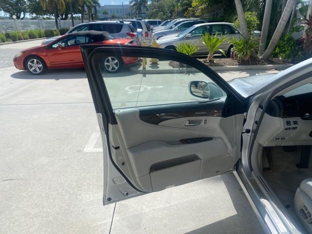 2008 Mercury Metallic /Light Gray Lexus LS 460 1 OWNER.FL LOW MILES 83,771 (JTHBL46F185) with an 4.6L DOHC 32-Valve V8 Engine engine, Automatic transmission, located at 4701 North Dixie Hwy, Pompano Beach, FL, 33064, (954) 422-2889, 26.240938, -80.123474 - OUR WEBPAGE FLORIDACARS1.COM HAS OVER 100 PHOTOS AND FREE CARFAX LINK 2008 LEXUS LS 460 $ 69,995 NEW VIN: JTHBL46F185078948 J T H B L 4 6 F 1 8 5 0 7 8 9 4 8 SEDAN 4 DR 4.6L V8 F DOHC 32V GASOLINE REAR WHEEL DRIVE Top Features A/C Seat(s) Alloy Wheels Bluetooth Technology Comfort Package Front Seat - Photo#9