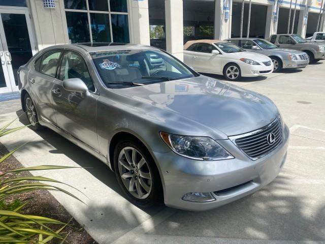 2008 Mercury Metallic /Light Gray Lexus LS 460 1 OWNER.FL LOW MILES 83,771 (JTHBL46F185) with an 4.6L DOHC 32-Valve V8 Engine engine, Automatic transmission, located at 4701 North Dixie Hwy, Pompano Beach, FL, 33064, (954) 422-2889, 26.240938, -80.123474 - OUR WEBPAGE FLORIDACARS1.COM HAS OVER 100 PHOTOS AND FREE CARFAX LINK 2008 LEXUS LS 460 $ 69,995 NEW VIN: JTHBL46F185078948 J T H B L 4 6 F 1 8 5 0 7 8 9 4 8 SEDAN 4 DR 4.6L V8 F DOHC 32V GASOLINE REAR WHEEL DRIVE Top Features A/C Seat(s) Alloy Wheels Bluetooth Technology Comfort Package Front Seat - Photo#24