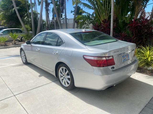 2008 Mercury Metallic /Light Gray Lexus LS 460 1 OWNER.FL LOW MILES 83,771 (JTHBL46F185) with an 4.6L DOHC 32-Valve V8 Engine engine, Automatic transmission, located at 4701 North Dixie Hwy, Pompano Beach, FL, 33064, (954) 422-2889, 26.240938, -80.123474 - OUR WEBPAGE FLORIDACARS1.COM HAS OVER 100 PHOTOS AND FREE CARFAX LINK 2008 LEXUS LS 460 $ 69,995 NEW VIN: JTHBL46F185078948 J T H B L 4 6 F 1 8 5 0 7 8 9 4 8 SEDAN 4 DR 4.6L V8 F DOHC 32V GASOLINE REAR WHEEL DRIVE Top Features A/C Seat(s) Alloy Wheels Bluetooth Technology Comfort Package Front Seat - Photo#76