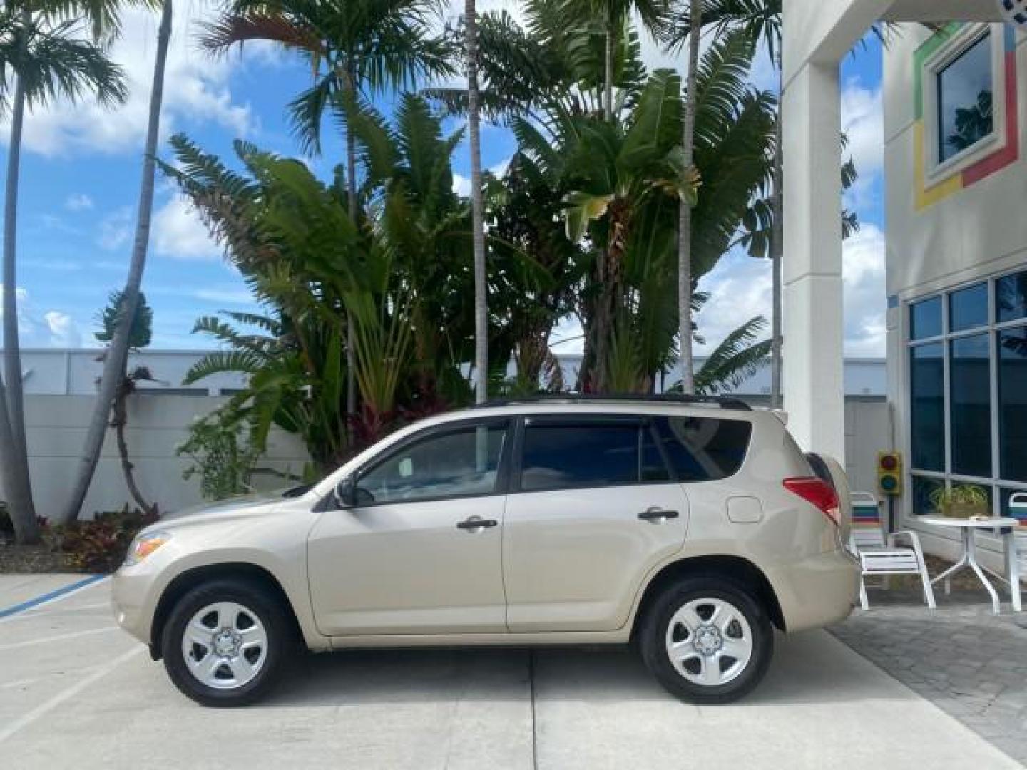 2007 Blizzard Pearl /Taupe Toyota RAV4 1 OWNER FL 24 SERVICES 4X4 (JTMBD33V376) with an 2.4L DOHC SFI 16-Valve VVT-i 4-Cyl Engine engine, Automatic transmission, located at 4701 North Dixie Hwy, Pompano Beach, FL, 33064, (954) 422-2889, 26.240938, -80.123474 - OUR WEBPAGE FLORIDACARS1.COM HAS OVER 100 PHOTOS AND FREE CARFAX LINK 2007 TOYOTA RAV4 VIN: JTMBD33V376029392 J T M B D 3 3 V 3 7 6 0 2 9 3 9 2 4 DOOR WAGON/SPORT UTILITY 2.4L I4 F DOHC 16V GASOLINE ALL WHEEL DRIVE Top Features 4WD/AWD Cloth Seats Basic Features ABS Brakes AM/FM Stereo Air Condition - Photo#4