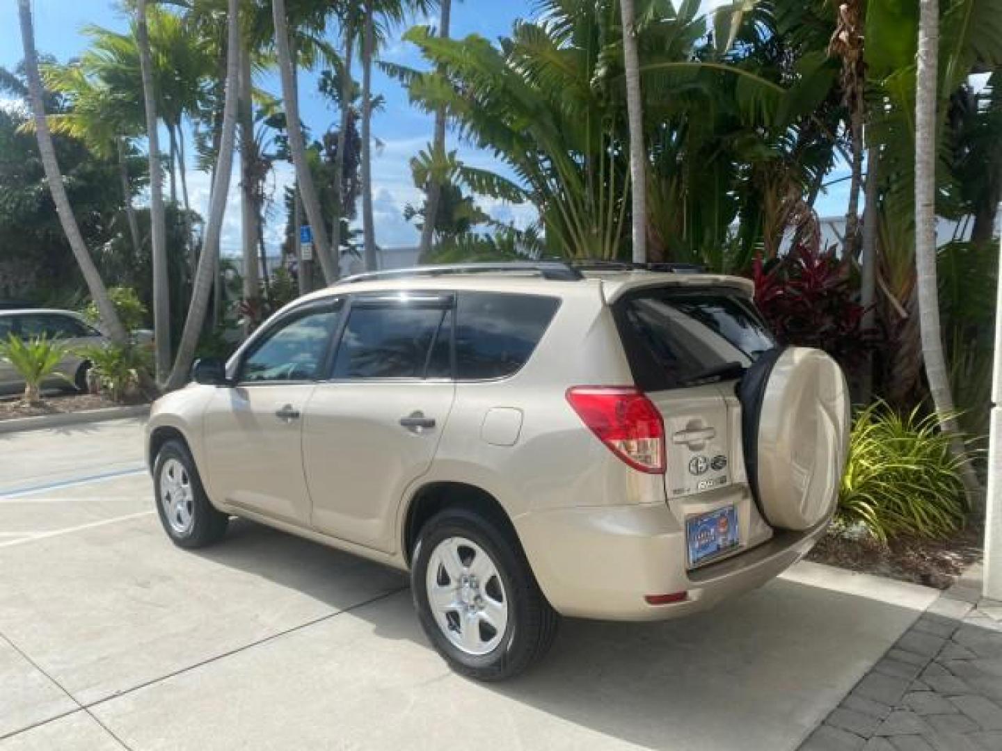 2007 Blizzard Pearl /Taupe Toyota RAV4 1 OWNER FL 24 SERVICES 4X4 (JTMBD33V376) with an 2.4L DOHC SFI 16-Valve VVT-i 4-Cyl Engine engine, Automatic transmission, located at 4701 North Dixie Hwy, Pompano Beach, FL, 33064, (954) 422-2889, 26.240938, -80.123474 - OUR WEBPAGE FLORIDACARS1.COM HAS OVER 100 PHOTOS AND FREE CARFAX LINK 2007 TOYOTA RAV4 VIN: JTMBD33V376029392 J T M B D 3 3 V 3 7 6 0 2 9 3 9 2 4 DOOR WAGON/SPORT UTILITY 2.4L I4 F DOHC 16V GASOLINE ALL WHEEL DRIVE Top Features 4WD/AWD Cloth Seats Basic Features ABS Brakes AM/FM Stereo Air Condition - Photo#5