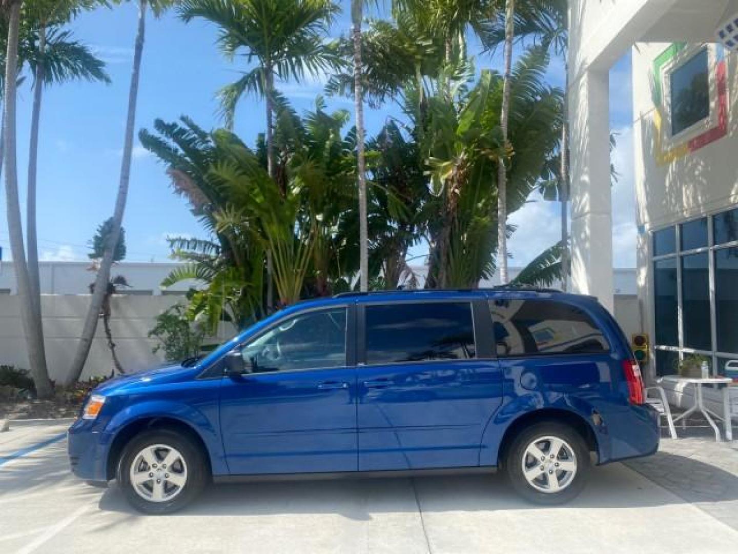 2010 Blackberry Pearl /Dark Slate/Light Shale Dodge Grand Caravan SE LOW MILES 38,027 1 OWNER (2D4RN4DEXAR) with an 3.3L OHV V6 Engine engine, Automatic transmission, located at 4701 North Dixie Hwy, Pompano Beach, FL, 33064, (954) 422-2889, 26.240938, -80.123474 - OUR WEBPAGE FLORIDACARS1.COM HAS OVER 100 PHOTOS AND FREE CARFAX LINK 2010 DODGE GRAND CARAVAN SE VIN: 2D4RN4DEXAR145272 2 D 4 R N 4 D E X A R 1 4 5 2 7 2 VAN 3.3L V6 F OHV 12V GASOLINE FRONT WHEEL DRIVE Top Features Alloy Wheels Bluetooth Technology Cloth Seats Fold-Away Third Row Power Hatch/Deck - Photo#4
