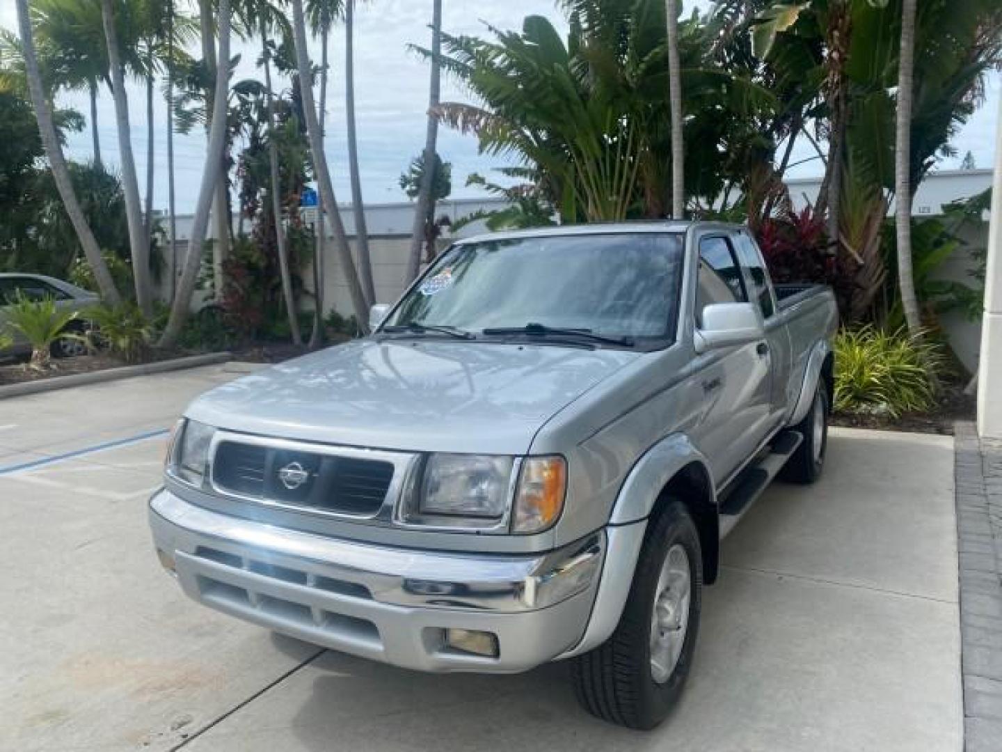 2000 Silver Ice Metallic /Gray Nissan Frontier 2WD SE 1 OWNER V6 AC NICE (1N6ED26T0YC) with an 3.3L SOHC SMPI V6 Engine engine, Automatic transmission, located at 4701 North Dixie Hwy, Pompano Beach, FL, 33064, (954) 422-2889, 26.240938, -80.123474 - OUR WEBPAGE FLORIDACARS1.COM HAS OVER 100 PHOTOS AND FREE CARFAX LINK 2000 NISSAN FRONTIER XE DESERT RUNNER VIN: 1N6ED26T0YC315234 1 N 6 E D 2 6 T 0 Y C 3 1 5 2 3 4 CLUB CAB PICKUP 3.3L V6 F SOHC 12V GASOLINE REAR WHEEL DRIVE Top Features Alloy Wheels Cloth Seats Running Boards Sport Package Sunroof - Photo#3