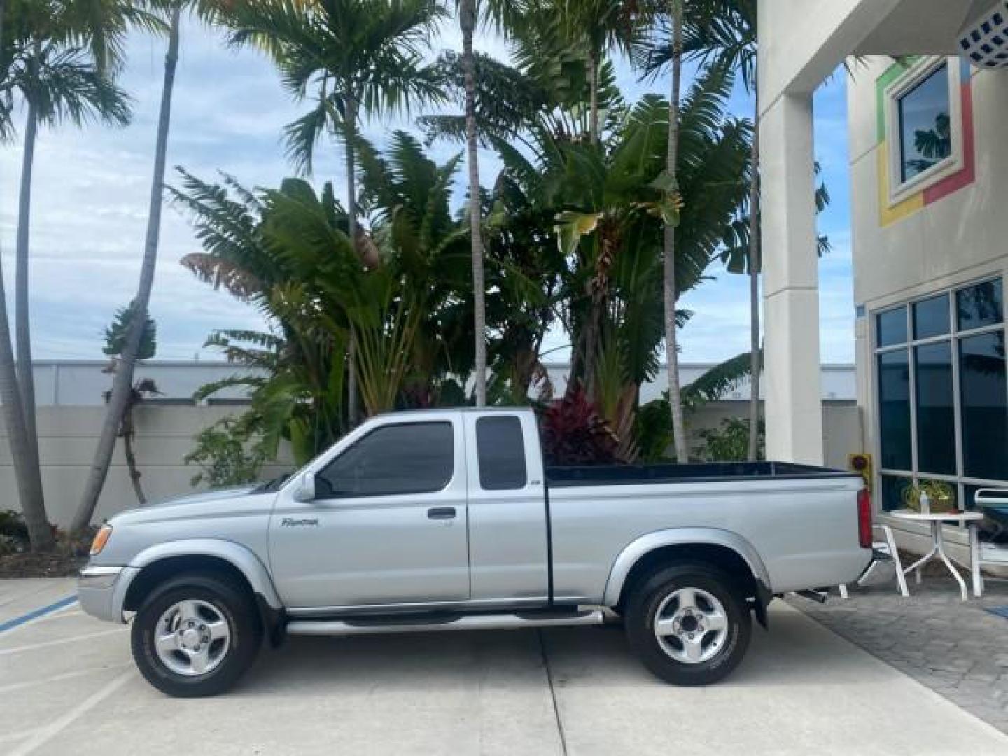 2000 Silver Ice Metallic /Gray Nissan Frontier 2WD SE 1 OWNER V6 AC NICE (1N6ED26T0YC) with an 3.3L SOHC SMPI V6 Engine engine, Automatic transmission, located at 4701 North Dixie Hwy, Pompano Beach, FL, 33064, (954) 422-2889, 26.240938, -80.123474 - OUR WEBPAGE FLORIDACARS1.COM HAS OVER 100 PHOTOS AND FREE CARFAX LINK 2000 NISSAN FRONTIER XE DESERT RUNNER VIN: 1N6ED26T0YC315234 1 N 6 E D 2 6 T 0 Y C 3 1 5 2 3 4 CLUB CAB PICKUP 3.3L V6 F SOHC 12V GASOLINE REAR WHEEL DRIVE Top Features Alloy Wheels Cloth Seats Running Boards Sport Package Sunroof - Photo#4