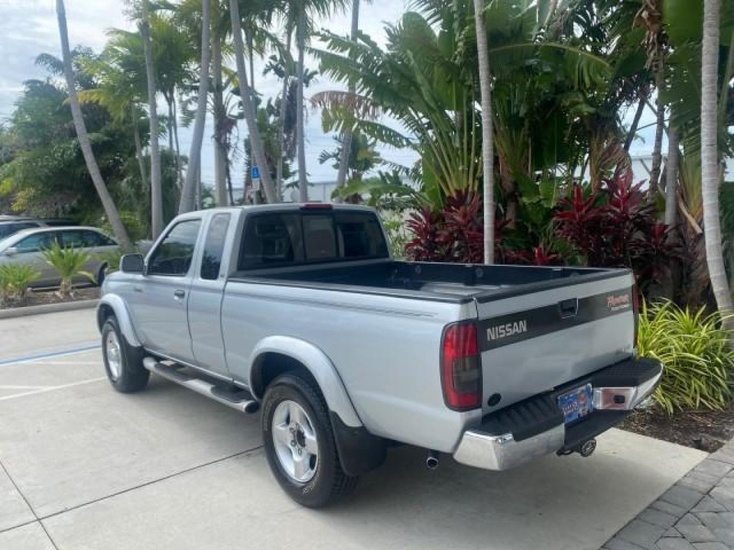2000 Silver Ice Metallic /Gray Nissan Frontier 2WD SE 1 OWNER V6 AC NICE (1N6ED26T0YC) with an 3.3L SOHC SMPI V6 Engine engine, Automatic transmission, located at 4701 North Dixie Hwy, Pompano Beach, FL, 33064, (954) 422-2889, 26.240938, -80.123474 - OUR WEBPAGE FLORIDACARS1.COM HAS OVER 100 PHOTOS AND FREE CARFAX LINK 2000 NISSAN FRONTIER XE DESERT RUNNER VIN: 1N6ED26T0YC315234 1 N 6 E D 2 6 T 0 Y C 3 1 5 2 3 4 CLUB CAB PICKUP 3.3L V6 F SOHC 12V GASOLINE REAR WHEEL DRIVE Top Features Alloy Wheels Cloth Seats Running Boards Sport Package Sunroof - Photo#5