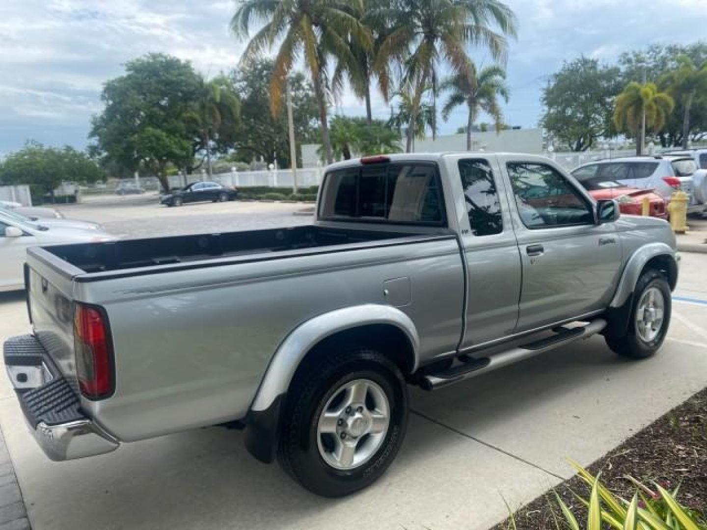 2000 Silver Ice Metallic /Gray Nissan Frontier 2WD SE 1 OWNER V6 AC NICE (1N6ED26T0YC) with an 3.3L SOHC SMPI V6 Engine engine, Automatic transmission, located at 4701 North Dixie Hwy, Pompano Beach, FL, 33064, (954) 422-2889, 26.240938, -80.123474 - OUR WEBPAGE FLORIDACARS1.COM HAS OVER 100 PHOTOS AND FREE CARFAX LINK 2000 NISSAN FRONTIER XE DESERT RUNNER VIN: 1N6ED26T0YC315234 1 N 6 E D 2 6 T 0 Y C 3 1 5 2 3 4 CLUB CAB PICKUP 3.3L V6 F SOHC 12V GASOLINE REAR WHEEL DRIVE Top Features Alloy Wheels Cloth Seats Running Boards Sport Package Sunroof - Photo#7