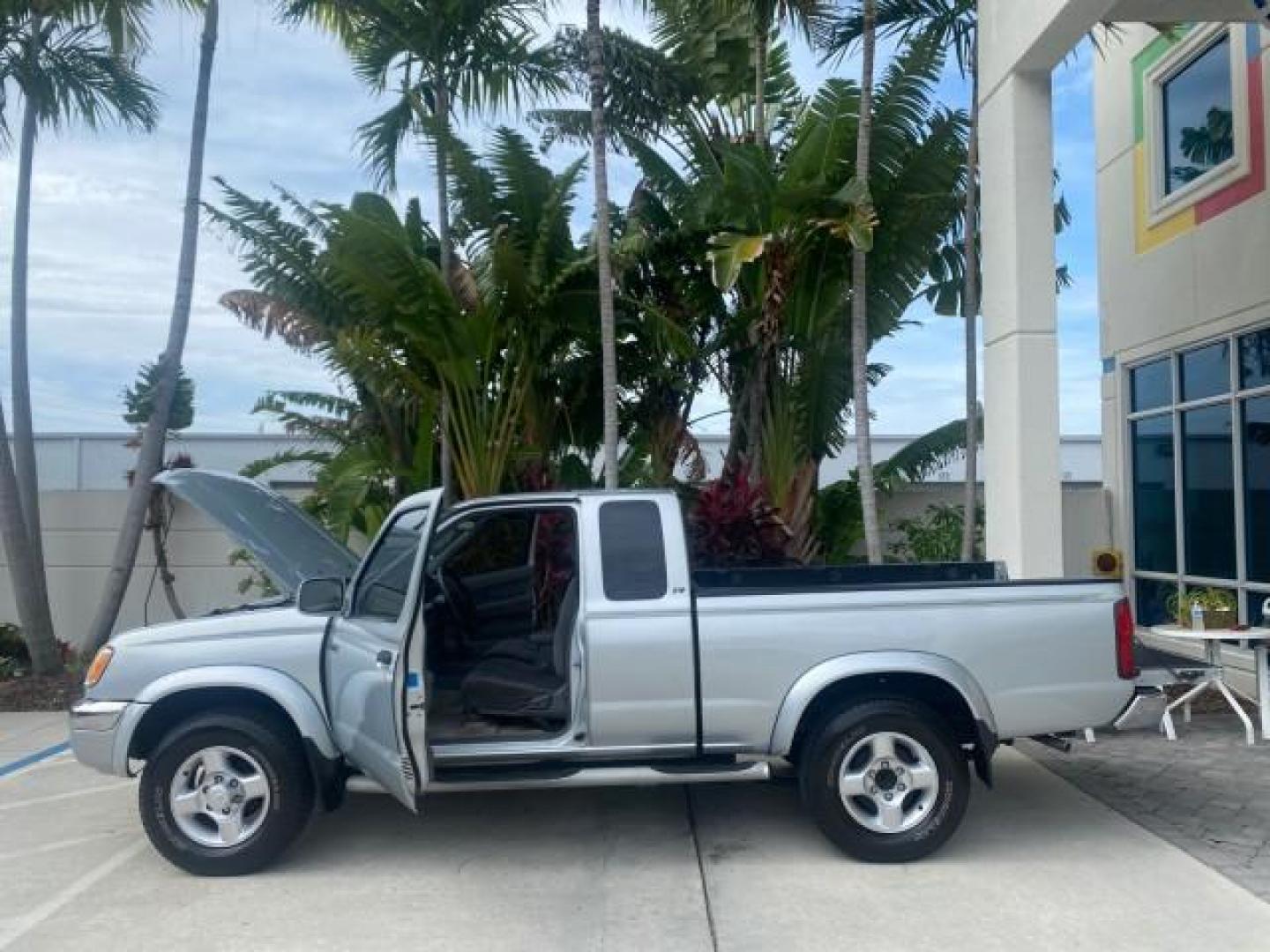 2000 Silver Ice Metallic /Gray Nissan Frontier 2WD SE 1 OWNER V6 AC NICE (1N6ED26T0YC) with an 3.3L SOHC SMPI V6 Engine engine, Automatic transmission, located at 4701 North Dixie Hwy, Pompano Beach, FL, 33064, (954) 422-2889, 26.240938, -80.123474 - OUR WEBPAGE FLORIDACARS1.COM HAS OVER 100 PHOTOS AND FREE CARFAX LINK 2000 NISSAN FRONTIER XE DESERT RUNNER VIN: 1N6ED26T0YC315234 1 N 6 E D 2 6 T 0 Y C 3 1 5 2 3 4 CLUB CAB PICKUP 3.3L V6 F SOHC 12V GASOLINE REAR WHEEL DRIVE Top Features Alloy Wheels Cloth Seats Running Boards Sport Package Sunroof - Photo#8