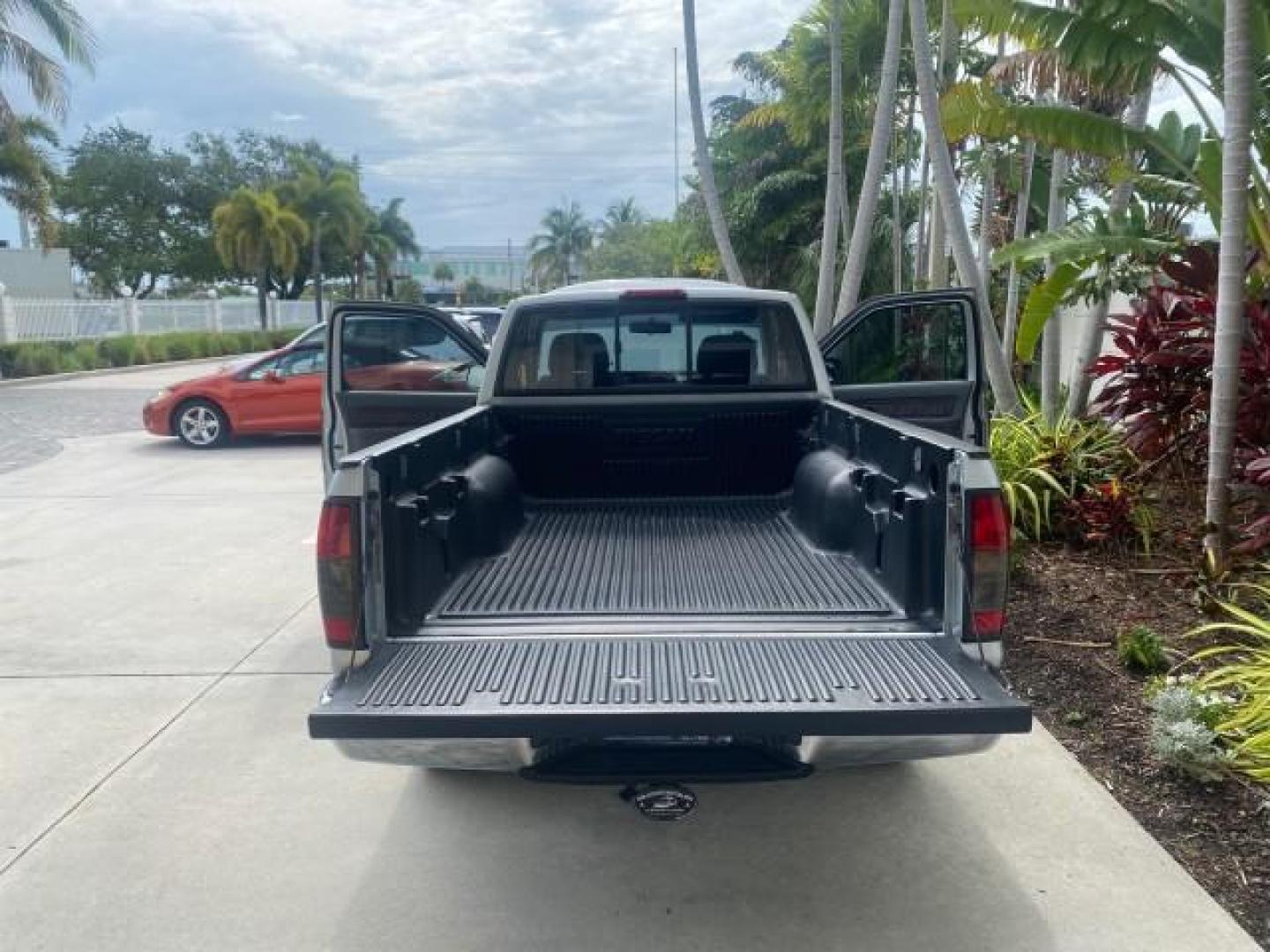 2000 Silver Ice Metallic /Gray Nissan Frontier 2WD SE 1 OWNER V6 AC NICE (1N6ED26T0YC) with an 3.3L SOHC SMPI V6 Engine engine, Automatic transmission, located at 4701 North Dixie Hwy, Pompano Beach, FL, 33064, (954) 422-2889, 26.240938, -80.123474 - OUR WEBPAGE FLORIDACARS1.COM HAS OVER 100 PHOTOS AND FREE CARFAX LINK 2000 NISSAN FRONTIER XE DESERT RUNNER VIN: 1N6ED26T0YC315234 1 N 6 E D 2 6 T 0 Y C 3 1 5 2 3 4 CLUB CAB PICKUP 3.3L V6 F SOHC 12V GASOLINE REAR WHEEL DRIVE Top Features Alloy Wheels Cloth Seats Running Boards Sport Package Sunroof - Photo#15
