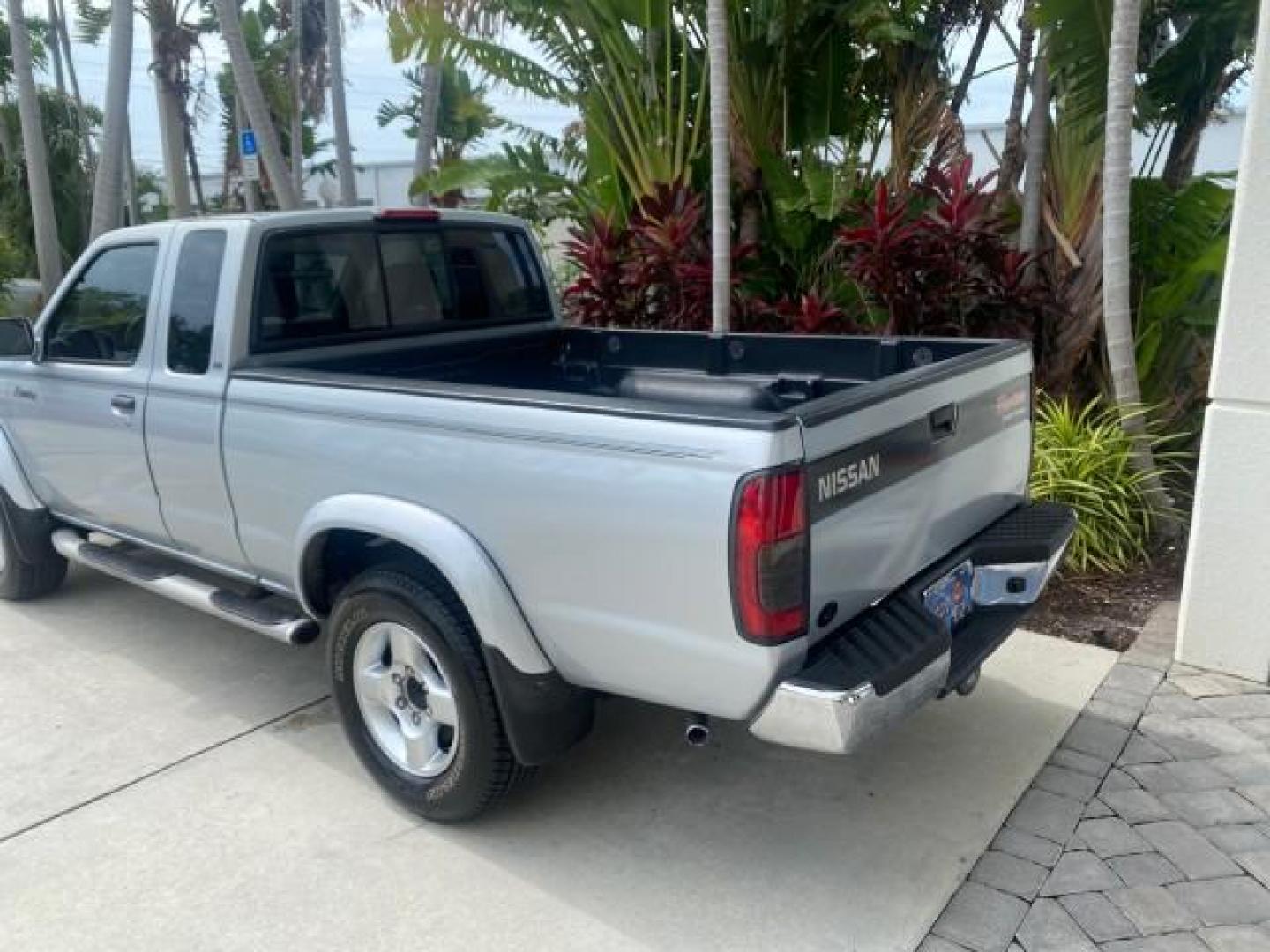 2000 Silver Ice Metallic /Gray Nissan Frontier 2WD SE 1 OWNER V6 AC NICE (1N6ED26T0YC) with an 3.3L SOHC SMPI V6 Engine engine, Automatic transmission, located at 4701 North Dixie Hwy, Pompano Beach, FL, 33064, (954) 422-2889, 26.240938, -80.123474 - OUR WEBPAGE FLORIDACARS1.COM HAS OVER 100 PHOTOS AND FREE CARFAX LINK 2000 NISSAN FRONTIER XE DESERT RUNNER VIN: 1N6ED26T0YC315234 1 N 6 E D 2 6 T 0 Y C 3 1 5 2 3 4 CLUB CAB PICKUP 3.3L V6 F SOHC 12V GASOLINE REAR WHEEL DRIVE Top Features Alloy Wheels Cloth Seats Running Boards Sport Package Sunroof - Photo#79