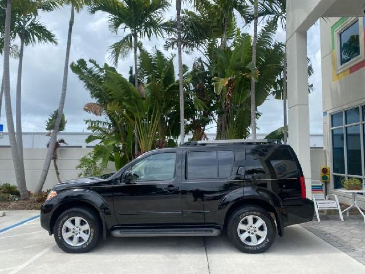 2008 Super Black Metallic /Cafe Latte Nissan Pathfinder 4X4 SE 1 OWNER LOW MILES 52,889 (5N1AR18B58C) with an 4.0L DOHC 24-Valve V6 Engine engine, Automatic transmission, located at 4701 North Dixie Hwy, Pompano Beach, FL, 33064, (954) 422-2889, 26.240938, -80.123474 - OUR WEBPAGE FLORIDACARS1.COM HAS OVER 100 PHOTOS AND FREE CARFAX LINK 2008 NISSAN PATHFINDER S VIN: 5N1AR18B58C629944 5 N 1 A R 1 8 B 5 8 C 6 2 9 9 4 4 4 DOOR WAGON/SPORT UTILITY 4.0L V6 F DOHC 24V GASOLINE ALL WHEEL DRIVE Top Features 4WD/AWD Alloy Wheels BOSE Sound System Cloth Seats Fold-Away Thi - Photo#4