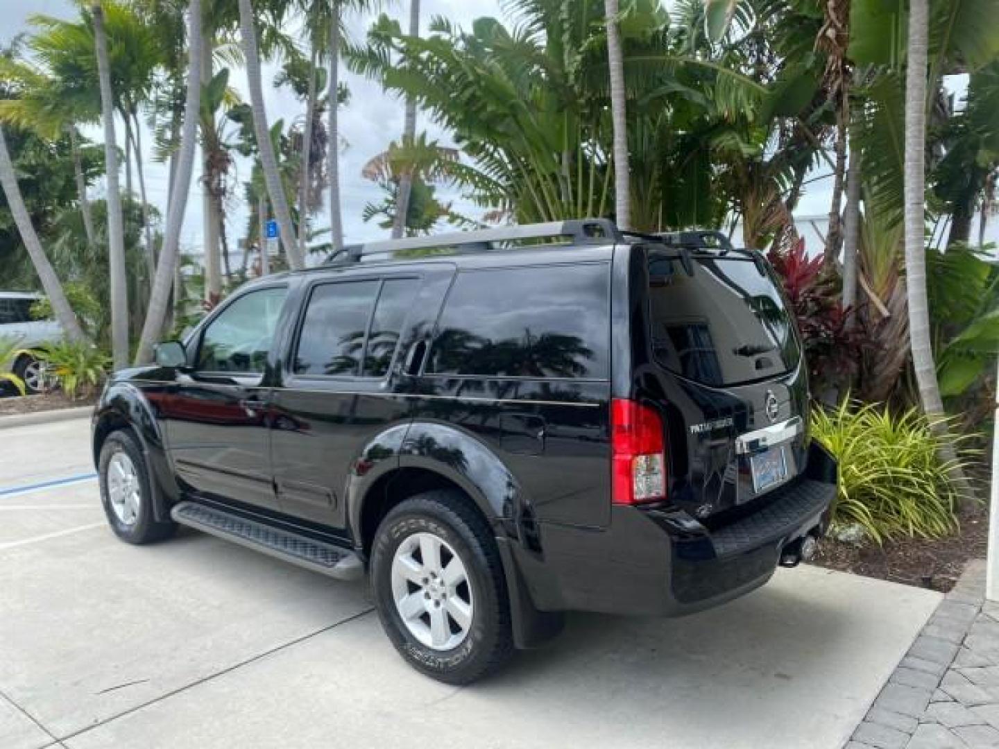 2008 Super Black Metallic /Cafe Latte Nissan Pathfinder 4X4 SE 1 OWNER LOW MILES 52,889 (5N1AR18B58C) with an 4.0L DOHC 24-Valve V6 Engine engine, Automatic transmission, located at 4701 North Dixie Hwy, Pompano Beach, FL, 33064, (954) 422-2889, 26.240938, -80.123474 - OUR WEBPAGE FLORIDACARS1.COM HAS OVER 100 PHOTOS AND FREE CARFAX LINK 2008 NISSAN PATHFINDER S VIN: 5N1AR18B58C629944 5 N 1 A R 1 8 B 5 8 C 6 2 9 9 4 4 4 DOOR WAGON/SPORT UTILITY 4.0L V6 F DOHC 24V GASOLINE ALL WHEEL DRIVE Top Features 4WD/AWD Alloy Wheels BOSE Sound System Cloth Seats Fold-Away Thi - Photo#5