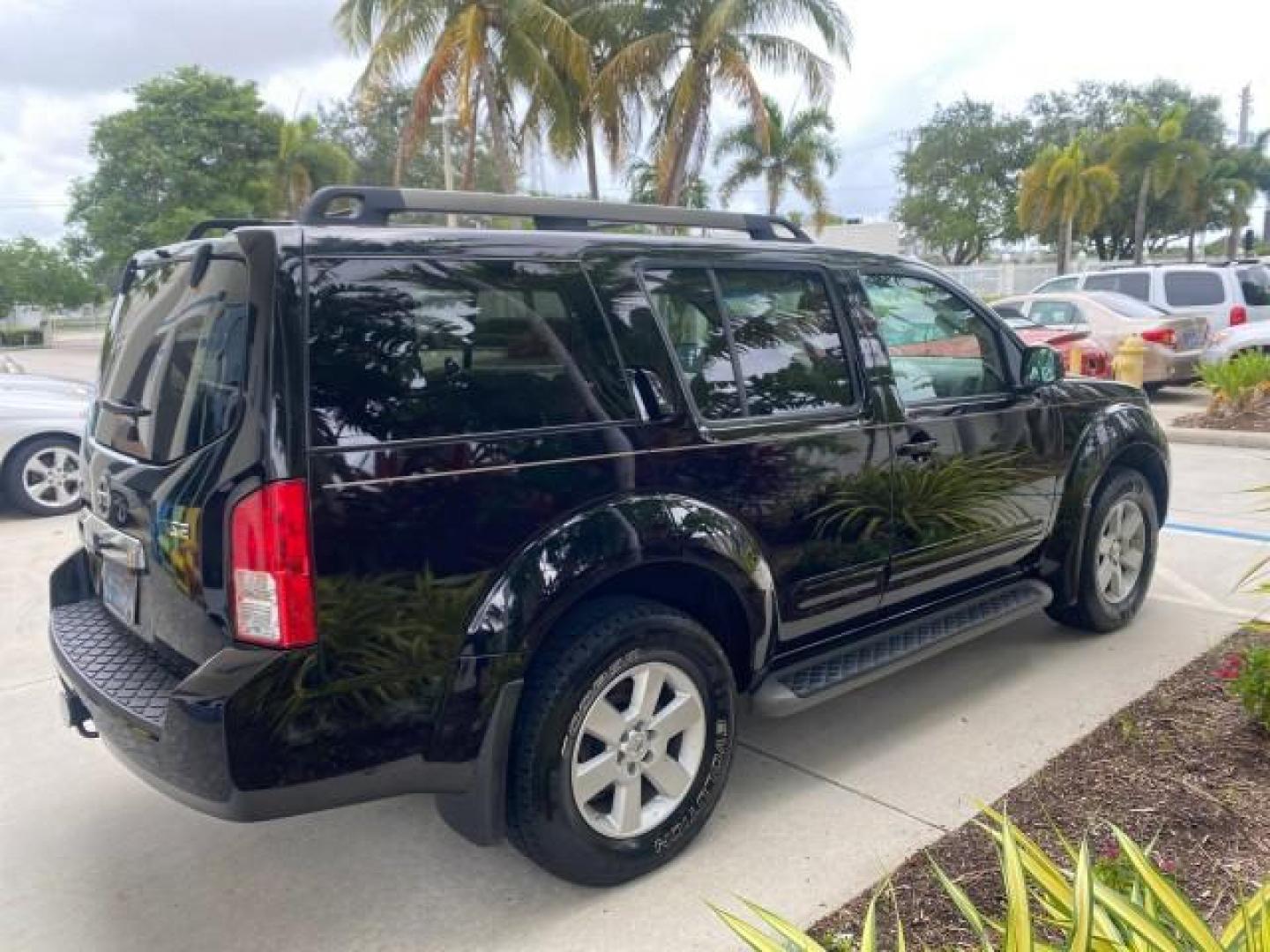 2008 Super Black Metallic /Cafe Latte Nissan Pathfinder 4X4 SE 1 OWNER LOW MILES 52,889 (5N1AR18B58C) with an 4.0L DOHC 24-Valve V6 Engine engine, Automatic transmission, located at 4701 North Dixie Hwy, Pompano Beach, FL, 33064, (954) 422-2889, 26.240938, -80.123474 - OUR WEBPAGE FLORIDACARS1.COM HAS OVER 100 PHOTOS AND FREE CARFAX LINK 2008 NISSAN PATHFINDER S VIN: 5N1AR18B58C629944 5 N 1 A R 1 8 B 5 8 C 6 2 9 9 4 4 4 DOOR WAGON/SPORT UTILITY 4.0L V6 F DOHC 24V GASOLINE ALL WHEEL DRIVE Top Features 4WD/AWD Alloy Wheels BOSE Sound System Cloth Seats Fold-Away Thi - Photo#7