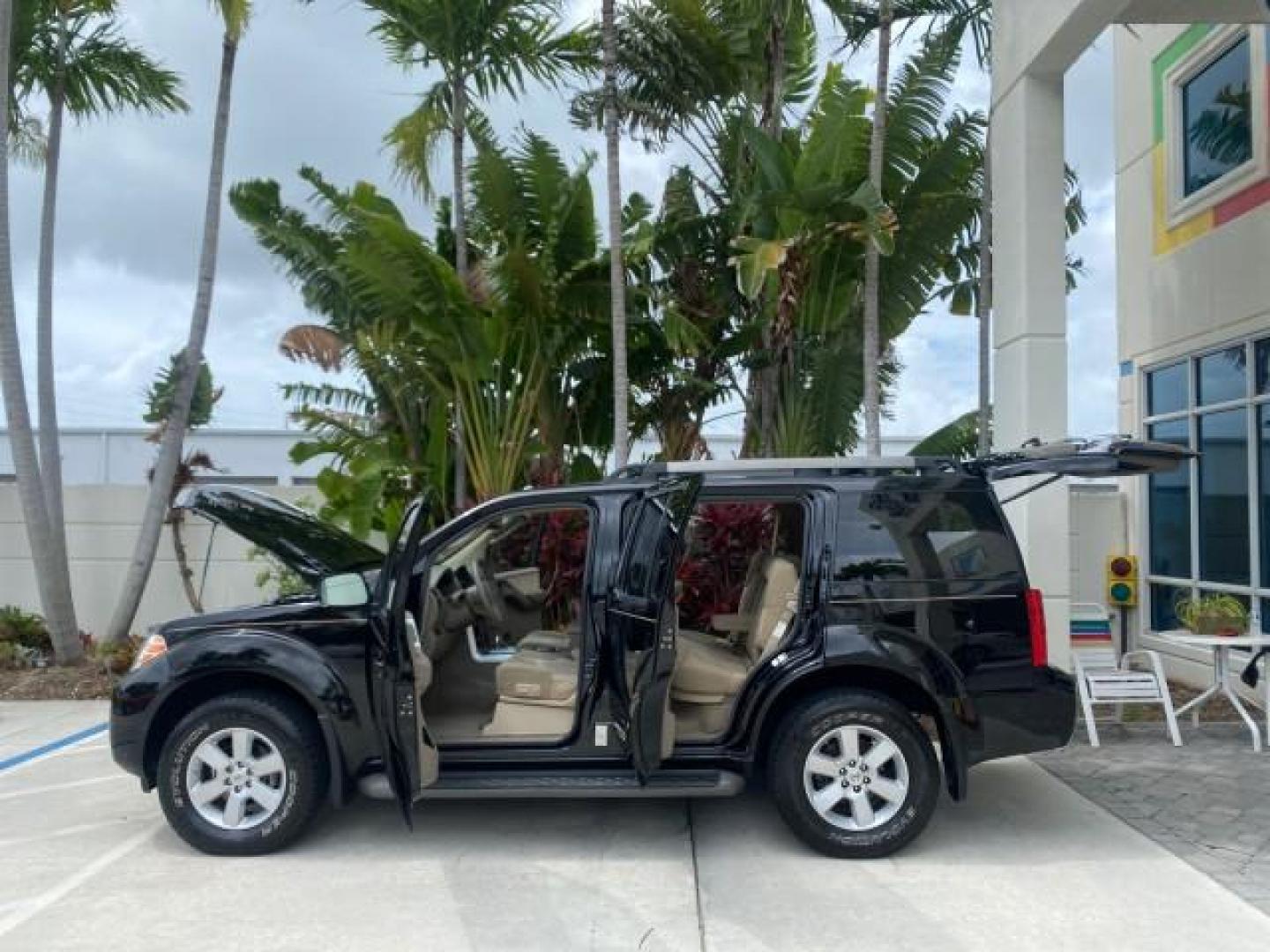 2008 Super Black Metallic /Cafe Latte Nissan Pathfinder 4X4 SE 1 OWNER LOW MILES 52,889 (5N1AR18B58C) with an 4.0L DOHC 24-Valve V6 Engine engine, Automatic transmission, located at 4701 North Dixie Hwy, Pompano Beach, FL, 33064, (954) 422-2889, 26.240938, -80.123474 - OUR WEBPAGE FLORIDACARS1.COM HAS OVER 100 PHOTOS AND FREE CARFAX LINK 2008 NISSAN PATHFINDER S VIN: 5N1AR18B58C629944 5 N 1 A R 1 8 B 5 8 C 6 2 9 9 4 4 4 DOOR WAGON/SPORT UTILITY 4.0L V6 F DOHC 24V GASOLINE ALL WHEEL DRIVE Top Features 4WD/AWD Alloy Wheels BOSE Sound System Cloth Seats Fold-Away Thi - Photo#8