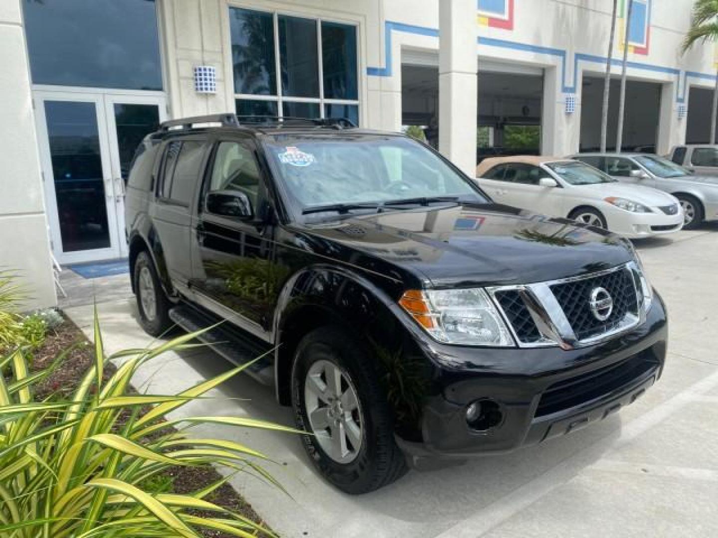 2008 Super Black Metallic /Cafe Latte Nissan Pathfinder 4X4 SE 1 OWNER LOW MILES 52,889 (5N1AR18B58C) with an 4.0L DOHC 24-Valve V6 Engine engine, Automatic transmission, located at 4701 North Dixie Hwy, Pompano Beach, FL, 33064, (954) 422-2889, 26.240938, -80.123474 - OUR WEBPAGE FLORIDACARS1.COM HAS OVER 100 PHOTOS AND FREE CARFAX LINK 2008 NISSAN PATHFINDER S VIN: 5N1AR18B58C629944 5 N 1 A R 1 8 B 5 8 C 6 2 9 9 4 4 4 DOOR WAGON/SPORT UTILITY 4.0L V6 F DOHC 24V GASOLINE ALL WHEEL DRIVE Top Features 4WD/AWD Alloy Wheels BOSE Sound System Cloth Seats Fold-Away Thi - Photo#24