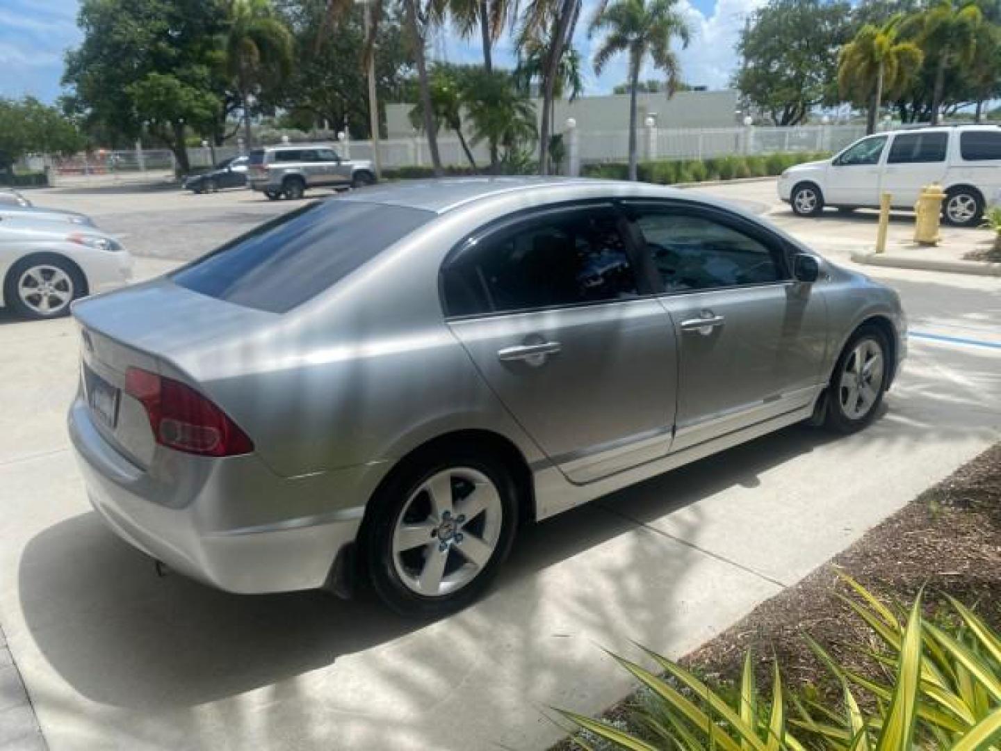 2008 Galaxy Gray Metallic /Gray Honda Civic Sdn 5 SPD EX LOW MILES 45,323 (1HGFA15818L) with an 1.8L SOHC MPFI 16-Valve i-VTEC I4 Engine engine, Manual transmission, located at 4701 North Dixie Hwy, Pompano Beach, FL, 33064, (954) 422-2889, 26.240938, -80.123474 - OUR WEBPAGE FLORIDACARS1.COM HAS OVER 100 PHOTOS AND FREE CARFAX LINK 2008 HONDA CIVIC EX VIN: 1HGFA15818L077404 1 H G F A 1 5 8 1 8 L 0 7 7 4 0 4 SEDAN 4 DR 1.8L I4 F SOHC 16V GASOLINE FRONT WHEEL DRIVE Top Features Alloy Wheels Cloth Seats Sunroof(s) Basic Features ABS Brakes AM/FM Stereo Air Cond - Photo#7