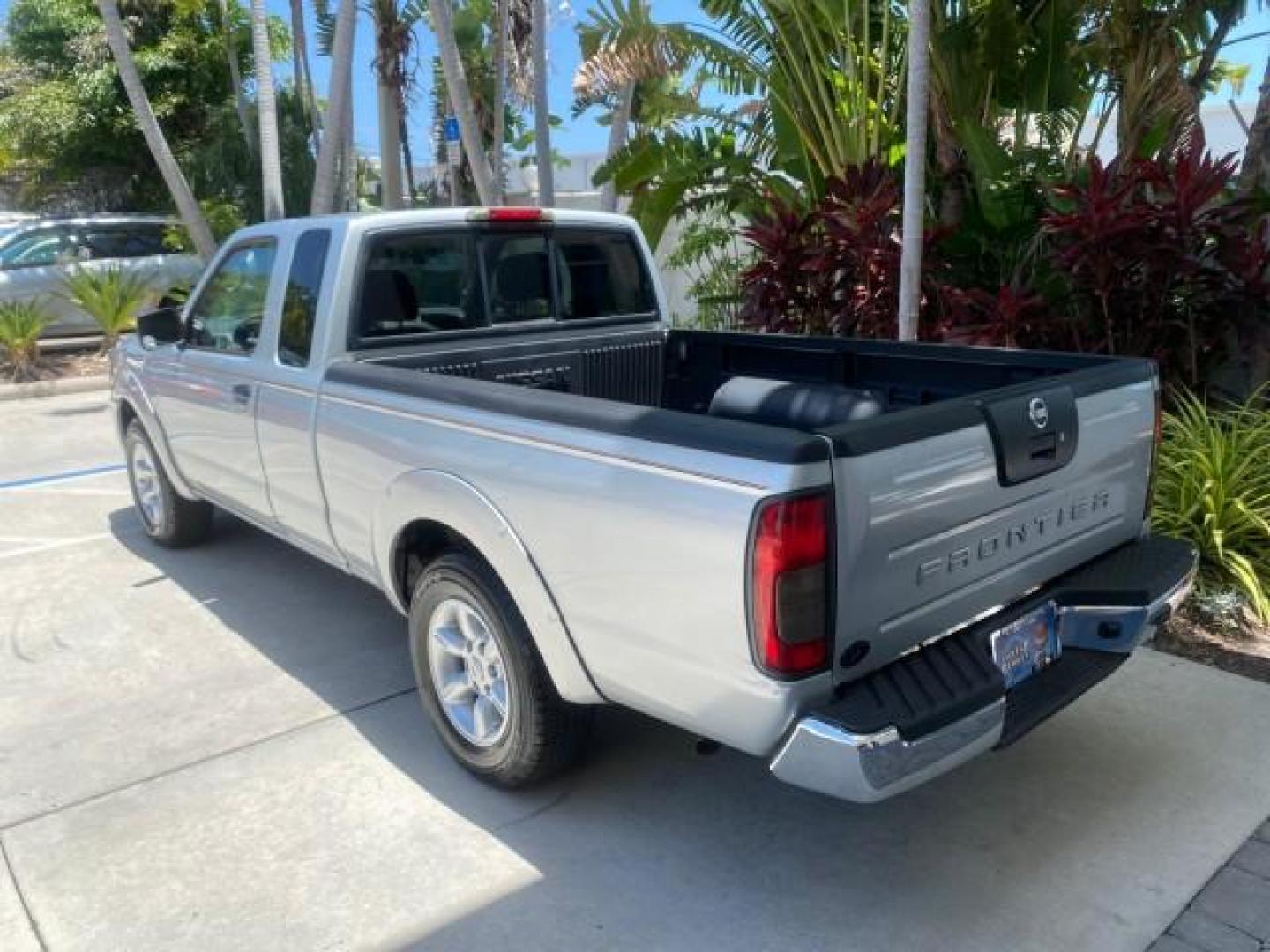 2002 Just Blue Metallic /Gray Nissan Frontier 2WD XE XCAB 5 SPD AC 4 CYL (1N6DD26S42C) with an 2.4L DOHC SMPI 16-Valve 4-Cyl Engine engine, Manual transmission, located at 4701 North Dixie Hwy, Pompano Beach, FL, 33064, (954) 422-2889, 26.240938, -80.123474 - OUR WEBPAGE FLORIDACARS1.COM HAS OVER 100 PHOTOS AND FREE CARFAX LINK 2002 NISSAN FRONTIER XE 4 CYL 5 SPD VIN: 1N6DD26S42C374720 1 N 6 D D 2 6 S 4 2 C 3 7 4 7 2 0 CLUB CAB PICKUP 2.4L I4 F DOHC 16V GASOLINE REAR WHEEL DRIVE Top Features Alloy Wheels Bed Liner Cloth Seats Tow Hitch Basic Features ABS - Photo#66