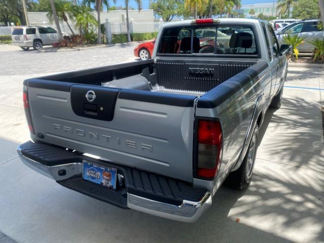 2002 Silver Ice Metallic /Gray Nissan Frontier 2WD XE XCAB 5 SPD AC 4 CYL (1N6DD26S42C) with an 2.4L DOHC SMPI 16-Valve 4-Cyl Engine engine, Manual transmission, located at 4701 North Dixie Hwy, Pompano Beach, FL, 33064, (954) 422-2889, 26.240938, -80.123474 - OUR WEBPAGE FLORIDACARS1.COM HAS OVER 100 PHOTOS AND FREE CARFAX LINK 2002 NISSAN FRONTIER XE 4 CYL 5 SPD VIN: 1N6DD26S42C374720 1 N 6 D D 2 6 S 4 2 C 3 7 4 7 2 0 CLUB CAB PICKUP 2.4L I4 F DOHC 16V GASOLINE REAR WHEEL DRIVE Top Features Alloy Wheels Bed Liner Cloth Seats Tow Hitch Basic Features ABS - Photo#70