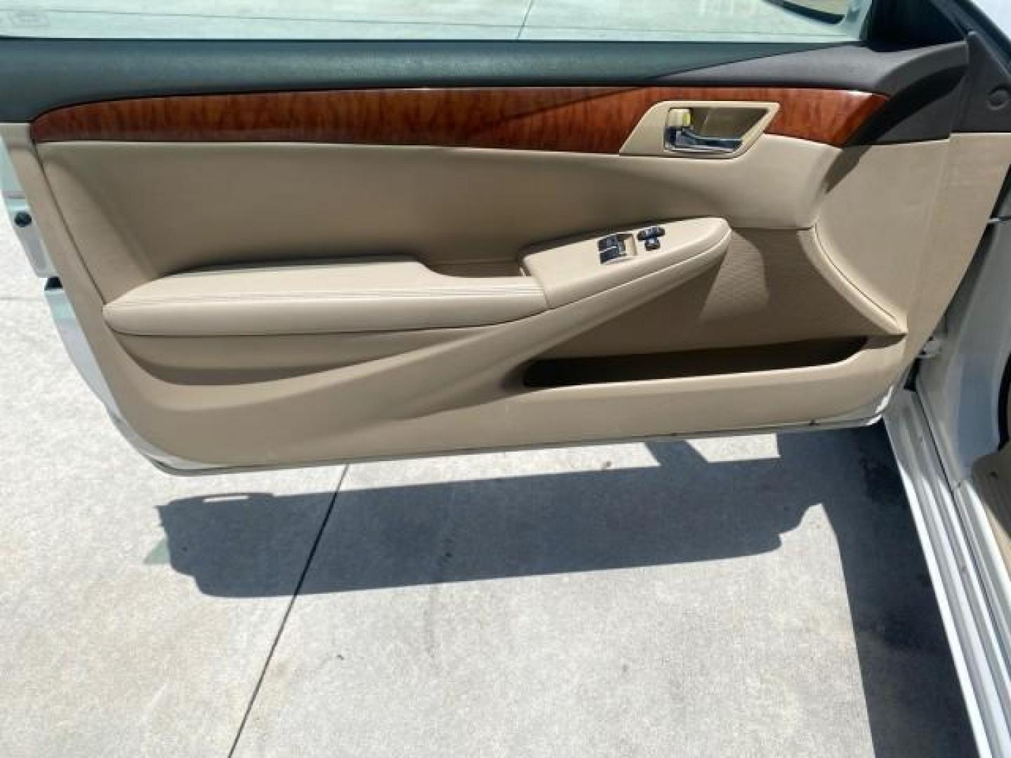 2008 Blizzard White Pearl /Ivory Toyota Camry Solara SLE LOW MILES 66,913 (4T1FA38P08U) with an 3.3L DOHC SMPI VVT-i 24-Valve V6 Engine engine, Automatic transmission, located at 4701 North Dixie Hwy, Pompano Beach, FL, 33064, (954) 422-2889, 26.240938, -80.123474 - OUR WEBPAGE FLORIDACARS1.COM HAS OVER 100 PHOTOS AND FREE CARFAX LINK 2008 TOYOTA CAMRY SOLARA SLE V6 PEARL WHITE IMMACULATE NONSMOKERS VIN: 4T1FA38P08U152807 4 T 1 F A 3 8 P 0 8 U 1 5 2 8 0 7 CONVERTIBLE 3.3L V6 F DOHC 24V 29MPG GASOLINE FRONT WHEEL DRIVE THE DASH HAS NO CRACKS LOOKS ALL ORIGINAL! - Photo#31