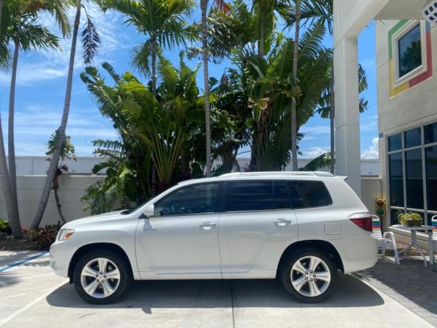 2009 Blizzard Pearl /Sand beige Toyota Highlander Limited 4WD 1 OWNER FLORIDA (JTEES42A192) with an 3.5L DOHC 24-Valve VVT-i V6 Engine engine, Automatic transmission, located at 4701 North Dixie Hwy, Pompano Beach, FL, 33064, (954) 422-2889, 26.240938, -80.123474 - OUR WEBPAGE FLORIDACARS1.COM HAS OVER 100 PHOTOS AND FREE CARFAX LINK 2009 TOYOTA HIGHLANDER LIMITED PEARL WHITE ALL ORIGINAL PAINT VIN: JTEES42A192148040 J T E E S 4 2 A 1 9 2 1 4 8 0 4 0 4 DOOR WAGON/SPORT UTILITY 3.5L V6 F DOHC 24V GASOLINE ALL WHEEL DRIVE Top Features 4WD/AWD Alloy Wheels Fold-A - Photo#4