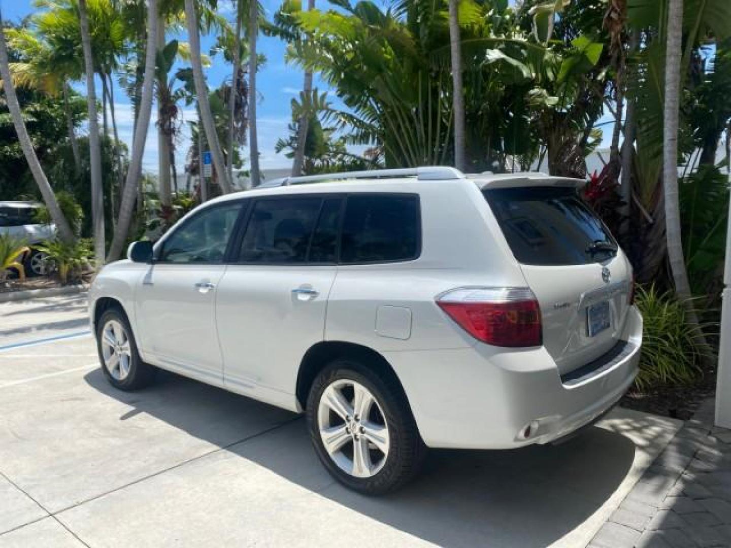 2009 Blizzard Pearl /Sand beige Toyota Highlander Limited 4WD 1 OWNER FLORIDA (JTEES42A192) with an 3.5L DOHC 24-Valve VVT-i V6 Engine engine, Automatic transmission, located at 4701 North Dixie Hwy, Pompano Beach, FL, 33064, (954) 422-2889, 26.240938, -80.123474 - OUR WEBPAGE FLORIDACARS1.COM HAS OVER 100 PHOTOS AND FREE CARFAX LINK 2009 TOYOTA HIGHLANDER LIMITED PEARL WHITE ALL ORIGINAL PAINT VIN: JTEES42A192148040 J T E E S 4 2 A 1 9 2 1 4 8 0 4 0 4 DOOR WAGON/SPORT UTILITY 3.5L V6 F DOHC 24V GASOLINE ALL WHEEL DRIVE Top Features 4WD/AWD Alloy Wheels Fold-A - Photo#5
