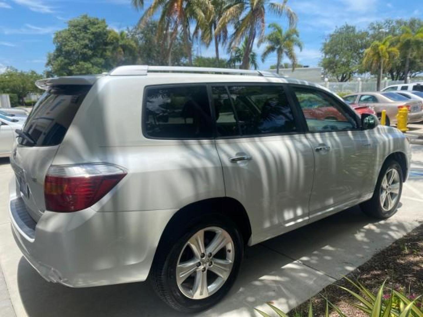 2009 Blizzard Pearl /Sand beige Toyota Highlander Limited 4WD 1 OWNER FLORIDA (JTEES42A192) with an 3.5L DOHC 24-Valve VVT-i V6 Engine engine, Automatic transmission, located at 4701 North Dixie Hwy, Pompano Beach, FL, 33064, (954) 422-2889, 26.240938, -80.123474 - OUR WEBPAGE FLORIDACARS1.COM HAS OVER 100 PHOTOS AND FREE CARFAX LINK 2009 TOYOTA HIGHLANDER LIMITED PEARL WHITE ALL ORIGINAL PAINT VIN: JTEES42A192148040 J T E E S 4 2 A 1 9 2 1 4 8 0 4 0 4 DOOR WAGON/SPORT UTILITY 3.5L V6 F DOHC 24V GASOLINE ALL WHEEL DRIVE Top Features 4WD/AWD Alloy Wheels Fold-A - Photo#7