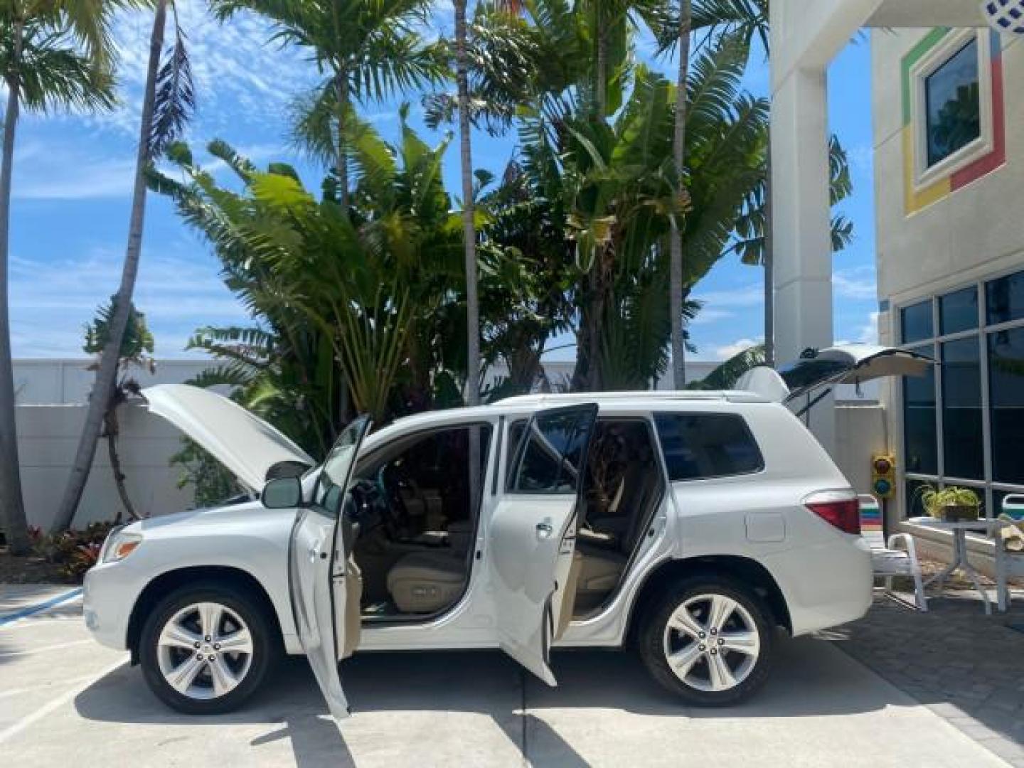 2009 Blizzard Pearl /Sand beige Toyota Highlander Limited 4WD 1 OWNER FLORIDA (JTEES42A192) with an 3.5L DOHC 24-Valve VVT-i V6 Engine engine, Automatic transmission, located at 4701 North Dixie Hwy, Pompano Beach, FL, 33064, (954) 422-2889, 26.240938, -80.123474 - OUR WEBPAGE FLORIDACARS1.COM HAS OVER 100 PHOTOS AND FREE CARFAX LINK 2009 TOYOTA HIGHLANDER LIMITED PEARL WHITE ALL ORIGINAL PAINT VIN: JTEES42A192148040 J T E E S 4 2 A 1 9 2 1 4 8 0 4 0 4 DOOR WAGON/SPORT UTILITY 3.5L V6 F DOHC 24V GASOLINE ALL WHEEL DRIVE Top Features 4WD/AWD Alloy Wheels Fold-A - Photo#8