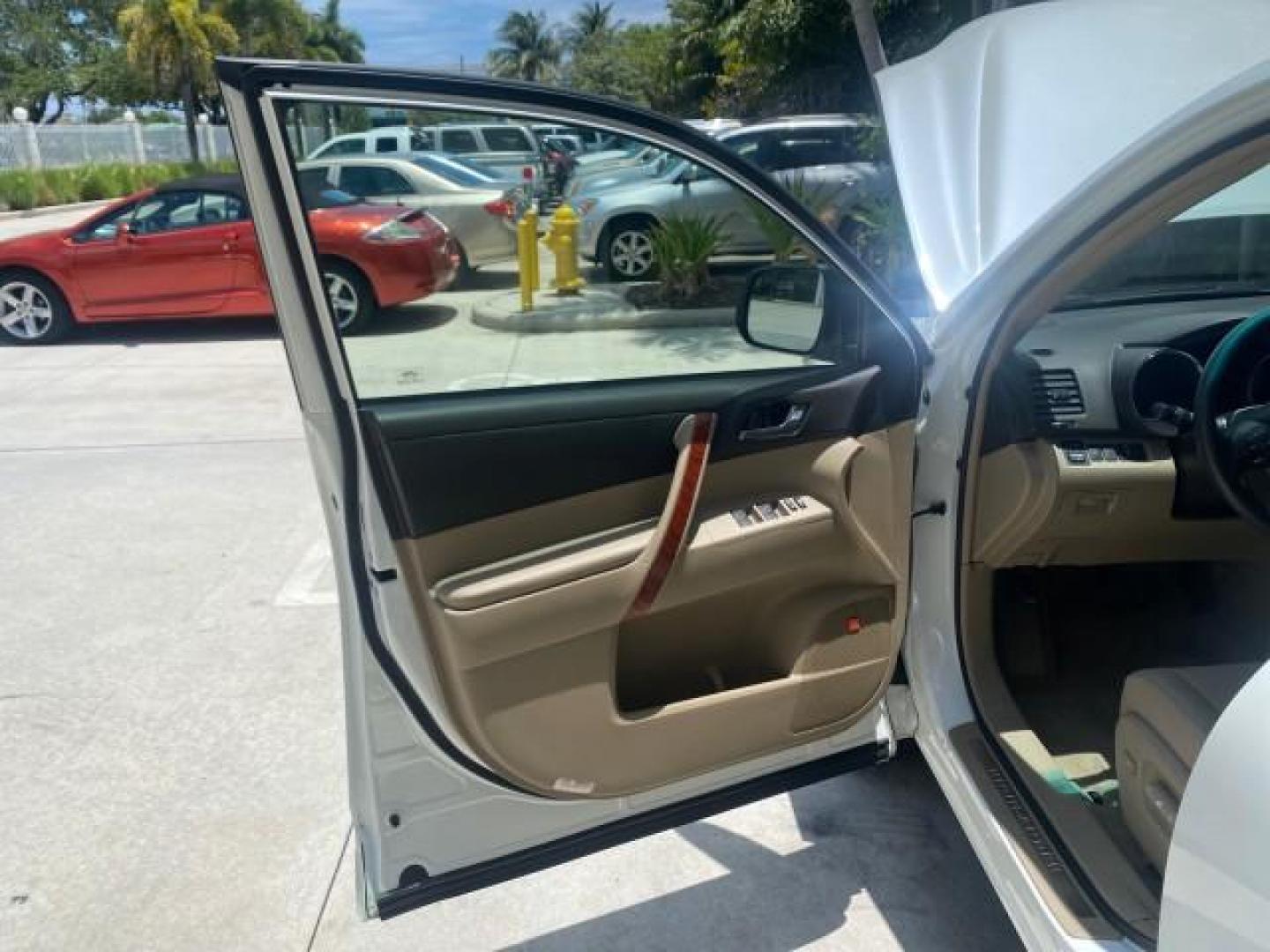 2009 Blizzard Pearl /Sand beige Toyota Highlander Limited 4WD 1 OWNER FLORIDA (JTEES42A192) with an 3.5L DOHC 24-Valve VVT-i V6 Engine engine, Automatic transmission, located at 4701 North Dixie Hwy, Pompano Beach, FL, 33064, (954) 422-2889, 26.240938, -80.123474 - OUR WEBPAGE FLORIDACARS1.COM HAS OVER 100 PHOTOS AND FREE CARFAX LINK 2009 TOYOTA HIGHLANDER LIMITED PEARL WHITE ALL ORIGINAL PAINT VIN: JTEES42A192148040 J T E E S 4 2 A 1 9 2 1 4 8 0 4 0 4 DOOR WAGON/SPORT UTILITY 3.5L V6 F DOHC 24V GASOLINE ALL WHEEL DRIVE Top Features 4WD/AWD Alloy Wheels Fold-A - Photo#9