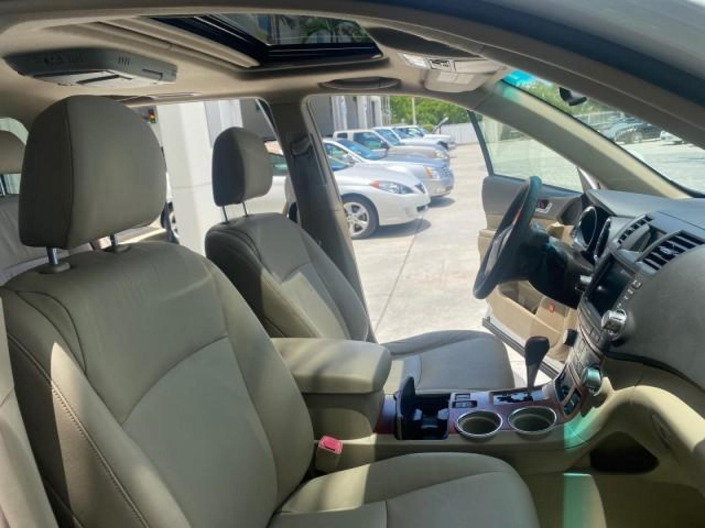 2009 Blizzard Pearl /Sand beige Toyota Highlander Limited 4WD 1 OWNER FLORIDA (JTEES42A192) with an 3.5L DOHC 24-Valve VVT-i V6 Engine engine, Automatic transmission, located at 4701 North Dixie Hwy, Pompano Beach, FL, 33064, (954) 422-2889, 26.240938, -80.123474 - OUR WEBPAGE FLORIDACARS1.COM HAS OVER 100 PHOTOS AND FREE CARFAX LINK 2009 TOYOTA HIGHLANDER LIMITED PEARL WHITE ALL ORIGINAL PAINT VIN: JTEES42A192148040 J T E E S 4 2 A 1 9 2 1 4 8 0 4 0 4 DOOR WAGON/SPORT UTILITY 3.5L V6 F DOHC 24V GASOLINE ALL WHEEL DRIVE Top Features 4WD/AWD Alloy Wheels Fold-A - Photo#12