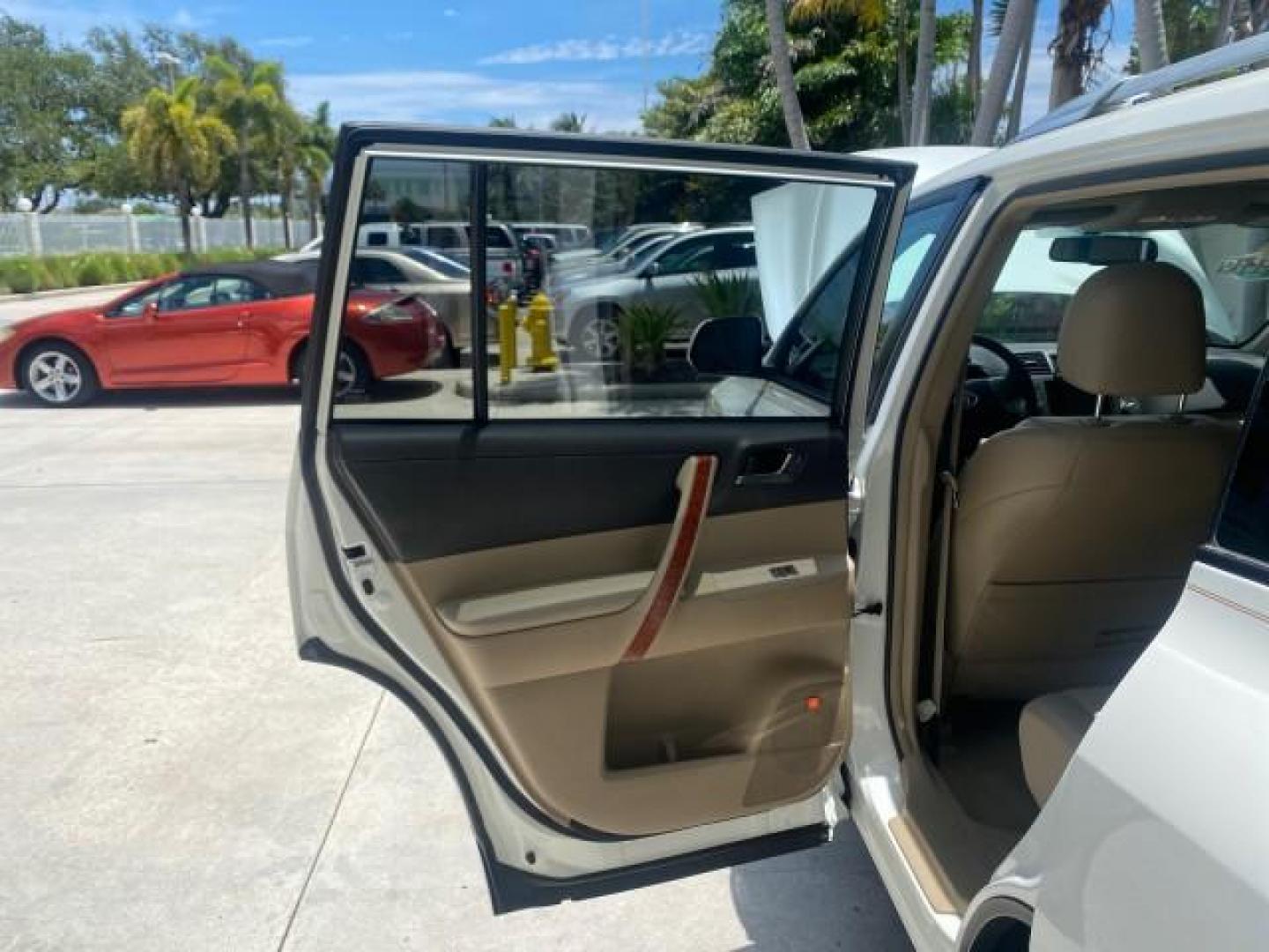 2009 Blizzard Pearl /Sand beige Toyota Highlander Limited 4WD 1 OWNER FLORIDA (JTEES42A192) with an 3.5L DOHC 24-Valve VVT-i V6 Engine engine, Automatic transmission, located at 4701 North Dixie Hwy, Pompano Beach, FL, 33064, (954) 422-2889, 26.240938, -80.123474 - OUR WEBPAGE FLORIDACARS1.COM HAS OVER 100 PHOTOS AND FREE CARFAX LINK 2009 TOYOTA HIGHLANDER LIMITED PEARL WHITE ALL ORIGINAL PAINT VIN: JTEES42A192148040 J T E E S 4 2 A 1 9 2 1 4 8 0 4 0 4 DOOR WAGON/SPORT UTILITY 3.5L V6 F DOHC 24V GASOLINE ALL WHEEL DRIVE Top Features 4WD/AWD Alloy Wheels Fold-A - Photo#13