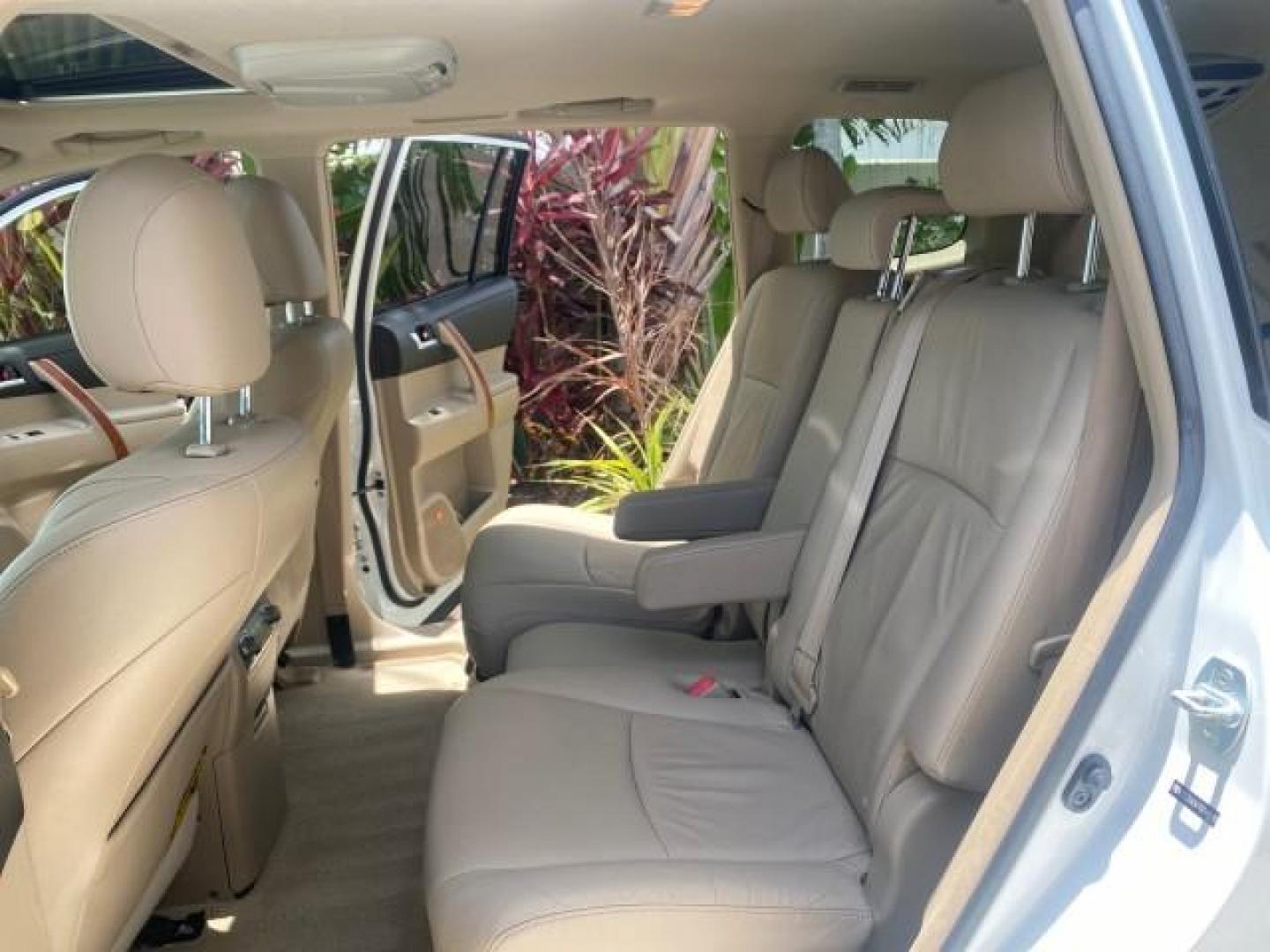2009 Blizzard Pearl /Sand beige Toyota Highlander Limited 4WD 1 OWNER FLORIDA (JTEES42A192) with an 3.5L DOHC 24-Valve VVT-i V6 Engine engine, Automatic transmission, located at 4701 North Dixie Hwy, Pompano Beach, FL, 33064, (954) 422-2889, 26.240938, -80.123474 - OUR WEBPAGE FLORIDACARS1.COM HAS OVER 100 PHOTOS AND FREE CARFAX LINK 2009 TOYOTA HIGHLANDER LIMITED PEARL WHITE ALL ORIGINAL PAINT VIN: JTEES42A192148040 J T E E S 4 2 A 1 9 2 1 4 8 0 4 0 4 DOOR WAGON/SPORT UTILITY 3.5L V6 F DOHC 24V GASOLINE ALL WHEEL DRIVE Top Features 4WD/AWD Alloy Wheels Fold-A - Photo#14