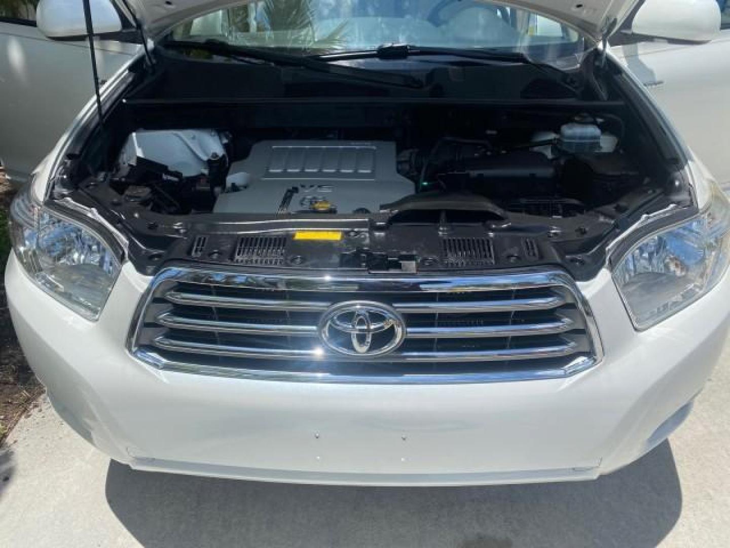 2009 Blizzard Pearl /Sand beige Toyota Highlander Limited 4WD 1 OWNER FLORIDA (JTEES42A192) with an 3.5L DOHC 24-Valve VVT-i V6 Engine engine, Automatic transmission, located at 4701 North Dixie Hwy, Pompano Beach, FL, 33064, (954) 422-2889, 26.240938, -80.123474 - OUR WEBPAGE FLORIDACARS1.COM HAS OVER 100 PHOTOS AND FREE CARFAX LINK 2009 TOYOTA HIGHLANDER LIMITED PEARL WHITE ALL ORIGINAL PAINT VIN: JTEES42A192148040 J T E E S 4 2 A 1 9 2 1 4 8 0 4 0 4 DOOR WAGON/SPORT UTILITY 3.5L V6 F DOHC 24V GASOLINE ALL WHEEL DRIVE Top Features 4WD/AWD Alloy Wheels Fold-A - Photo#17
