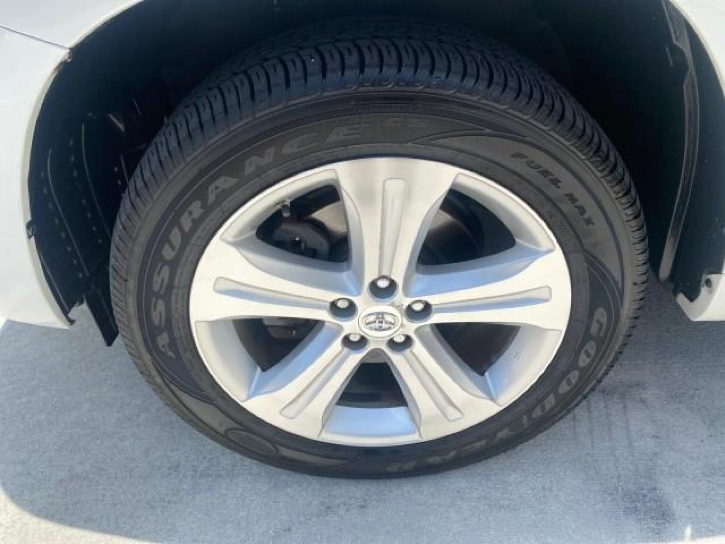 2009 Blizzard Pearl /Sand beige Toyota Highlander Limited 4WD 1 OWNER FLORIDA (JTEES42A192) with an 3.5L DOHC 24-Valve VVT-i V6 Engine engine, Automatic transmission, located at 4701 North Dixie Hwy, Pompano Beach, FL, 33064, (954) 422-2889, 26.240938, -80.123474 - OUR WEBPAGE FLORIDACARS1.COM HAS OVER 100 PHOTOS AND FREE CARFAX LINK 2009 TOYOTA HIGHLANDER LIMITED PEARL WHITE ALL ORIGINAL PAINT VIN: JTEES42A192148040 J T E E S 4 2 A 1 9 2 1 4 8 0 4 0 4 DOOR WAGON/SPORT UTILITY 3.5L V6 F DOHC 24V GASOLINE ALL WHEEL DRIVE Top Features 4WD/AWD Alloy Wheels Fold-A - Photo#19