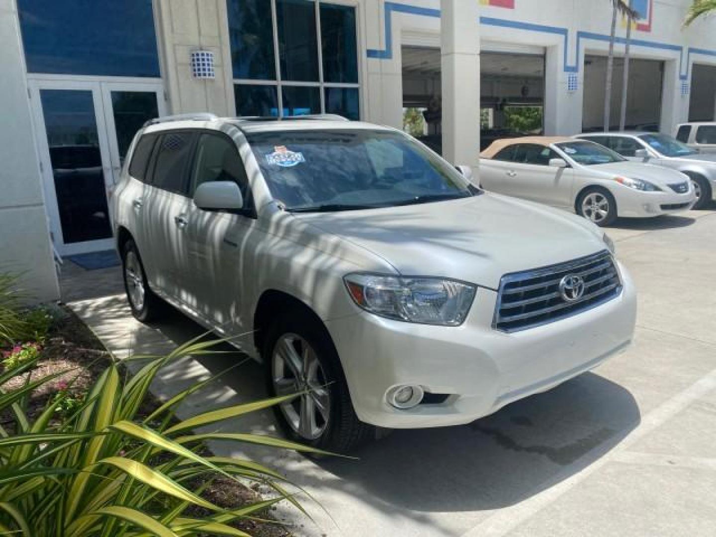 2009 Blizzard Pearl /Sand beige Toyota Highlander Limited 4WD 1 OWNER FLORIDA (JTEES42A192) with an 3.5L DOHC 24-Valve VVT-i V6 Engine engine, Automatic transmission, located at 4701 North Dixie Hwy, Pompano Beach, FL, 33064, (954) 422-2889, 26.240938, -80.123474 - OUR WEBPAGE FLORIDACARS1.COM HAS OVER 100 PHOTOS AND FREE CARFAX LINK 2009 TOYOTA HIGHLANDER LIMITED PEARL WHITE ALL ORIGINAL PAINT VIN: JTEES42A192148040 J T E E S 4 2 A 1 9 2 1 4 8 0 4 0 4 DOOR WAGON/SPORT UTILITY 3.5L V6 F DOHC 24V GASOLINE ALL WHEEL DRIVE Top Features 4WD/AWD Alloy Wheels Fold-A - Photo#24