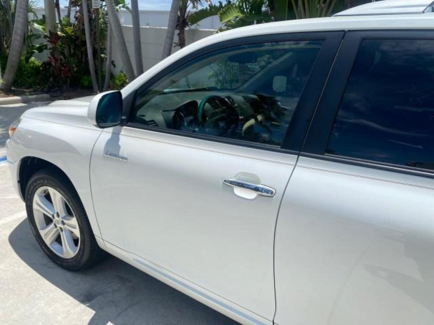 2009 Blizzard Pearl /Sand beige Toyota Highlander Limited 4WD 1 OWNER FLORIDA (JTEES42A192) with an 3.5L DOHC 24-Valve VVT-i V6 Engine engine, Automatic transmission, located at 4701 North Dixie Hwy, Pompano Beach, FL, 33064, (954) 422-2889, 26.240938, -80.123474 - OUR WEBPAGE FLORIDACARS1.COM HAS OVER 100 PHOTOS AND FREE CARFAX LINK 2009 TOYOTA HIGHLANDER LIMITED PEARL WHITE ALL ORIGINAL PAINT VIN: JTEES42A192148040 J T E E S 4 2 A 1 9 2 1 4 8 0 4 0 4 DOOR WAGON/SPORT UTILITY 3.5L V6 F DOHC 24V GASOLINE ALL WHEEL DRIVE Top Features 4WD/AWD Alloy Wheels Fold-A - Photo#27