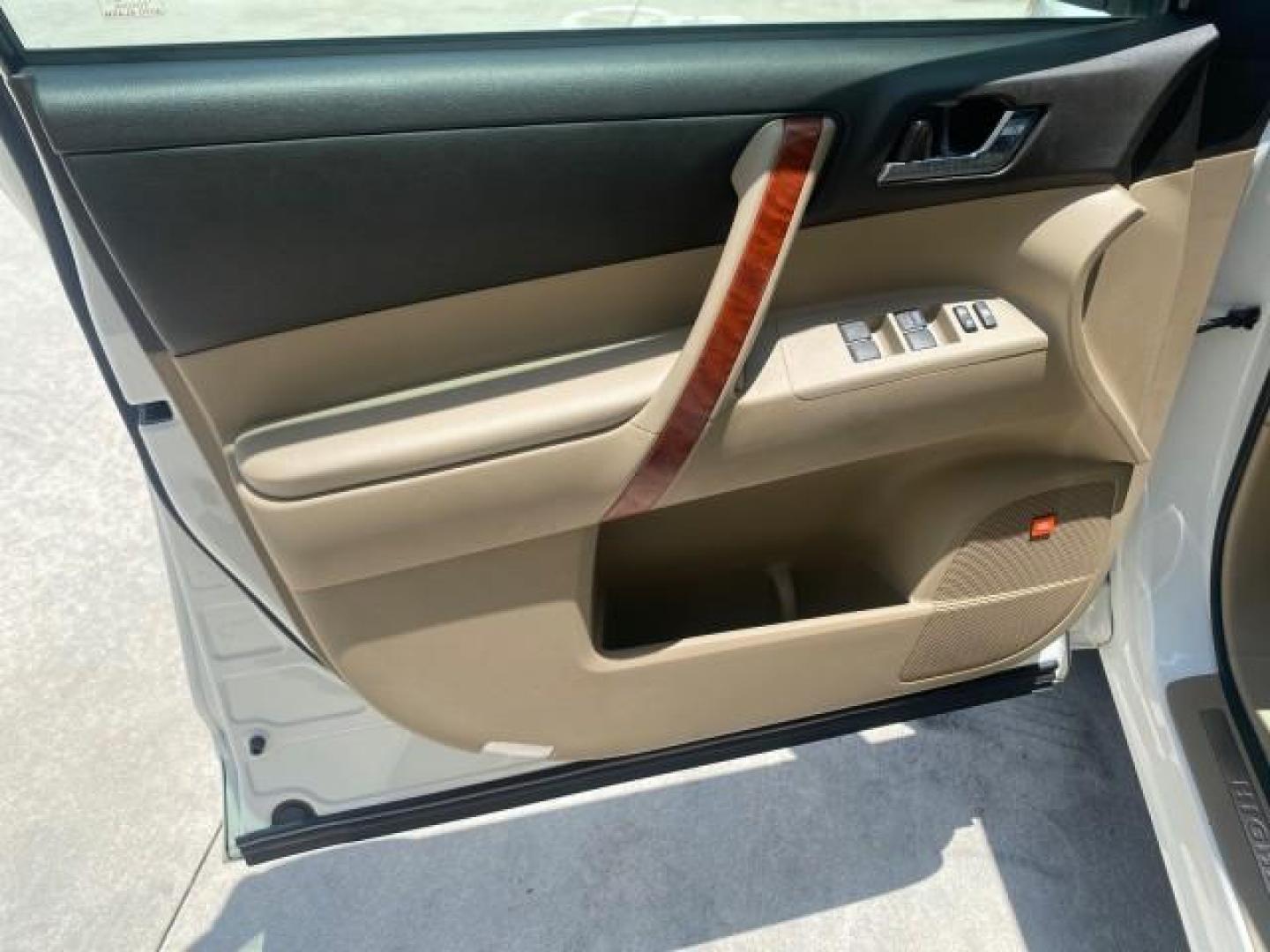 2009 Blizzard Pearl /Sand beige Toyota Highlander Limited 4WD 1 OWNER FLORIDA (JTEES42A192) with an 3.5L DOHC 24-Valve VVT-i V6 Engine engine, Automatic transmission, located at 4701 North Dixie Hwy, Pompano Beach, FL, 33064, (954) 422-2889, 26.240938, -80.123474 - OUR WEBPAGE FLORIDACARS1.COM HAS OVER 100 PHOTOS AND FREE CARFAX LINK 2009 TOYOTA HIGHLANDER LIMITED PEARL WHITE ALL ORIGINAL PAINT VIN: JTEES42A192148040 J T E E S 4 2 A 1 9 2 1 4 8 0 4 0 4 DOOR WAGON/SPORT UTILITY 3.5L V6 F DOHC 24V GASOLINE ALL WHEEL DRIVE Top Features 4WD/AWD Alloy Wheels Fold-A - Photo#32