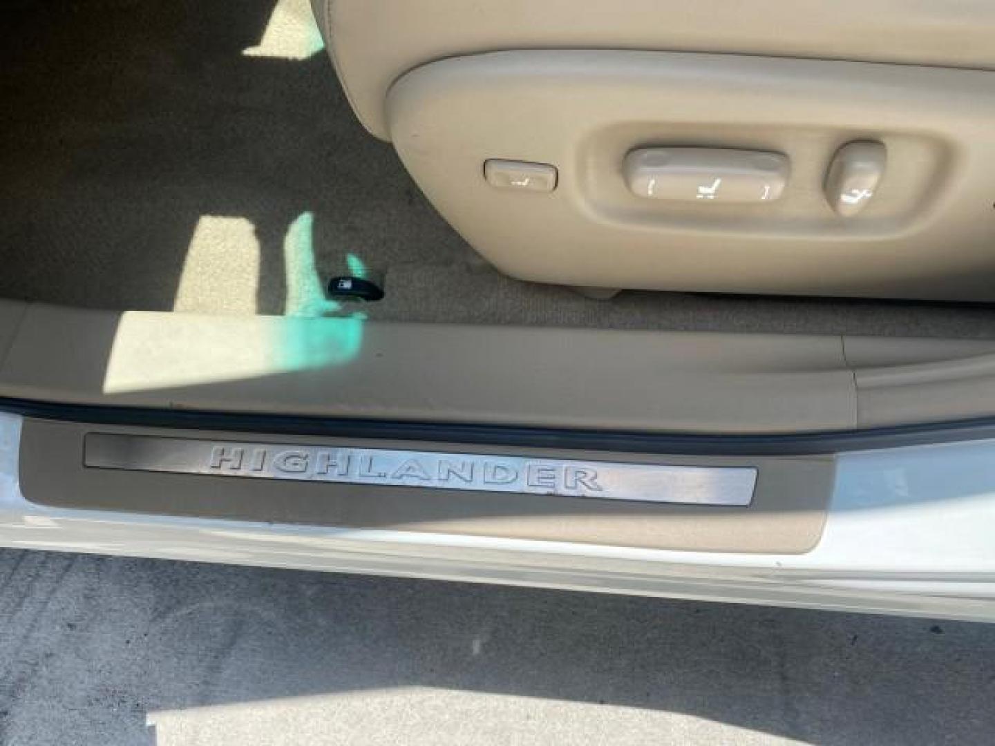 2009 Blizzard Pearl /Sand beige Toyota Highlander Limited 4WD 1 OWNER FLORIDA (JTEES42A192) with an 3.5L DOHC 24-Valve VVT-i V6 Engine engine, Automatic transmission, located at 4701 North Dixie Hwy, Pompano Beach, FL, 33064, (954) 422-2889, 26.240938, -80.123474 - OUR WEBPAGE FLORIDACARS1.COM HAS OVER 100 PHOTOS AND FREE CARFAX LINK 2009 TOYOTA HIGHLANDER LIMITED PEARL WHITE ALL ORIGINAL PAINT VIN: JTEES42A192148040 J T E E S 4 2 A 1 9 2 1 4 8 0 4 0 4 DOOR WAGON/SPORT UTILITY 3.5L V6 F DOHC 24V GASOLINE ALL WHEEL DRIVE Top Features 4WD/AWD Alloy Wheels Fold-A - Photo#33