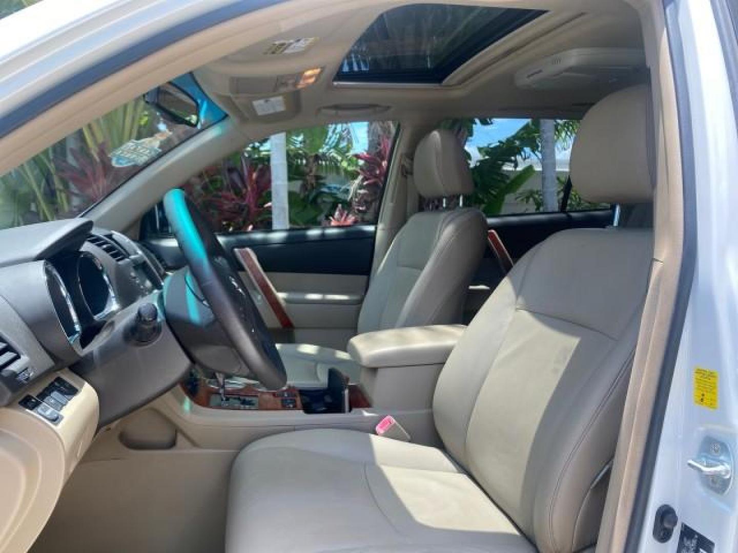 2009 Blizzard Pearl /Sand beige Toyota Highlander Limited 4WD 1 OWNER FLORIDA (JTEES42A192) with an 3.5L DOHC 24-Valve VVT-i V6 Engine engine, Automatic transmission, located at 4701 North Dixie Hwy, Pompano Beach, FL, 33064, (954) 422-2889, 26.240938, -80.123474 - OUR WEBPAGE FLORIDACARS1.COM HAS OVER 100 PHOTOS AND FREE CARFAX LINK 2009 TOYOTA HIGHLANDER LIMITED PEARL WHITE ALL ORIGINAL PAINT VIN: JTEES42A192148040 J T E E S 4 2 A 1 9 2 1 4 8 0 4 0 4 DOOR WAGON/SPORT UTILITY 3.5L V6 F DOHC 24V GASOLINE ALL WHEEL DRIVE Top Features 4WD/AWD Alloy Wheels Fold-A - Photo#34