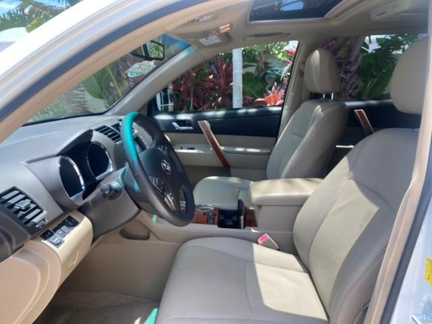 2009 Blizzard Pearl /Sand beige Toyota Highlander Limited 4WD 1 OWNER FLORIDA (JTEES42A192) with an 3.5L DOHC 24-Valve VVT-i V6 Engine engine, Automatic transmission, located at 4701 North Dixie Hwy, Pompano Beach, FL, 33064, (954) 422-2889, 26.240938, -80.123474 - OUR WEBPAGE FLORIDACARS1.COM HAS OVER 100 PHOTOS AND FREE CARFAX LINK 2009 TOYOTA HIGHLANDER LIMITED PEARL WHITE ALL ORIGINAL PAINT VIN: JTEES42A192148040 J T E E S 4 2 A 1 9 2 1 4 8 0 4 0 4 DOOR WAGON/SPORT UTILITY 3.5L V6 F DOHC 24V GASOLINE ALL WHEEL DRIVE Top Features 4WD/AWD Alloy Wheels Fold-A - Photo#36