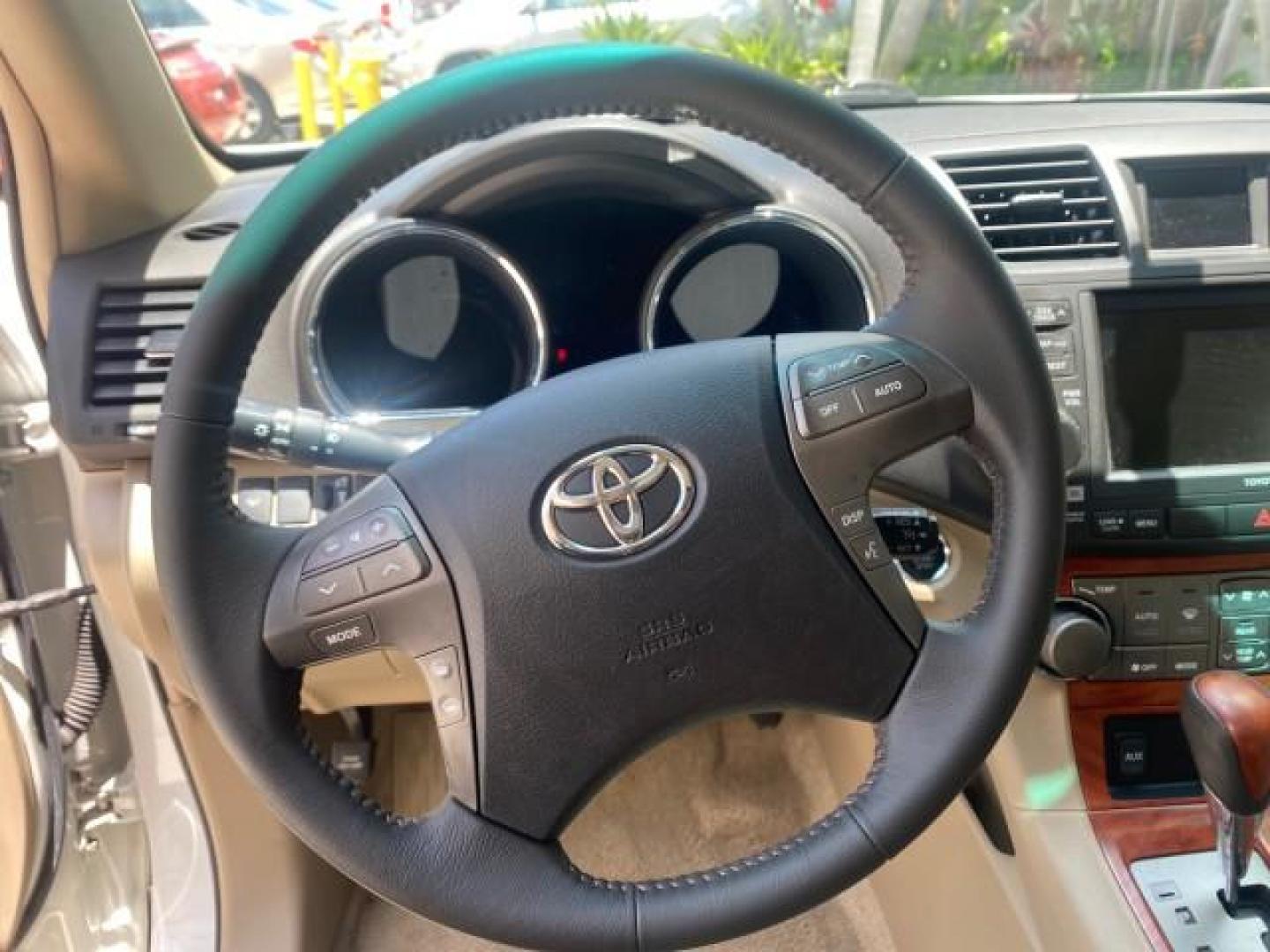 2009 Blizzard Pearl /Sand beige Toyota Highlander Limited 4WD 1 OWNER FLORIDA (JTEES42A192) with an 3.5L DOHC 24-Valve VVT-i V6 Engine engine, Automatic transmission, located at 4701 North Dixie Hwy, Pompano Beach, FL, 33064, (954) 422-2889, 26.240938, -80.123474 - OUR WEBPAGE FLORIDACARS1.COM HAS OVER 100 PHOTOS AND FREE CARFAX LINK 2009 TOYOTA HIGHLANDER LIMITED PEARL WHITE ALL ORIGINAL PAINT VIN: JTEES42A192148040 J T E E S 4 2 A 1 9 2 1 4 8 0 4 0 4 DOOR WAGON/SPORT UTILITY 3.5L V6 F DOHC 24V GASOLINE ALL WHEEL DRIVE Top Features 4WD/AWD Alloy Wheels Fold-A - Photo#39