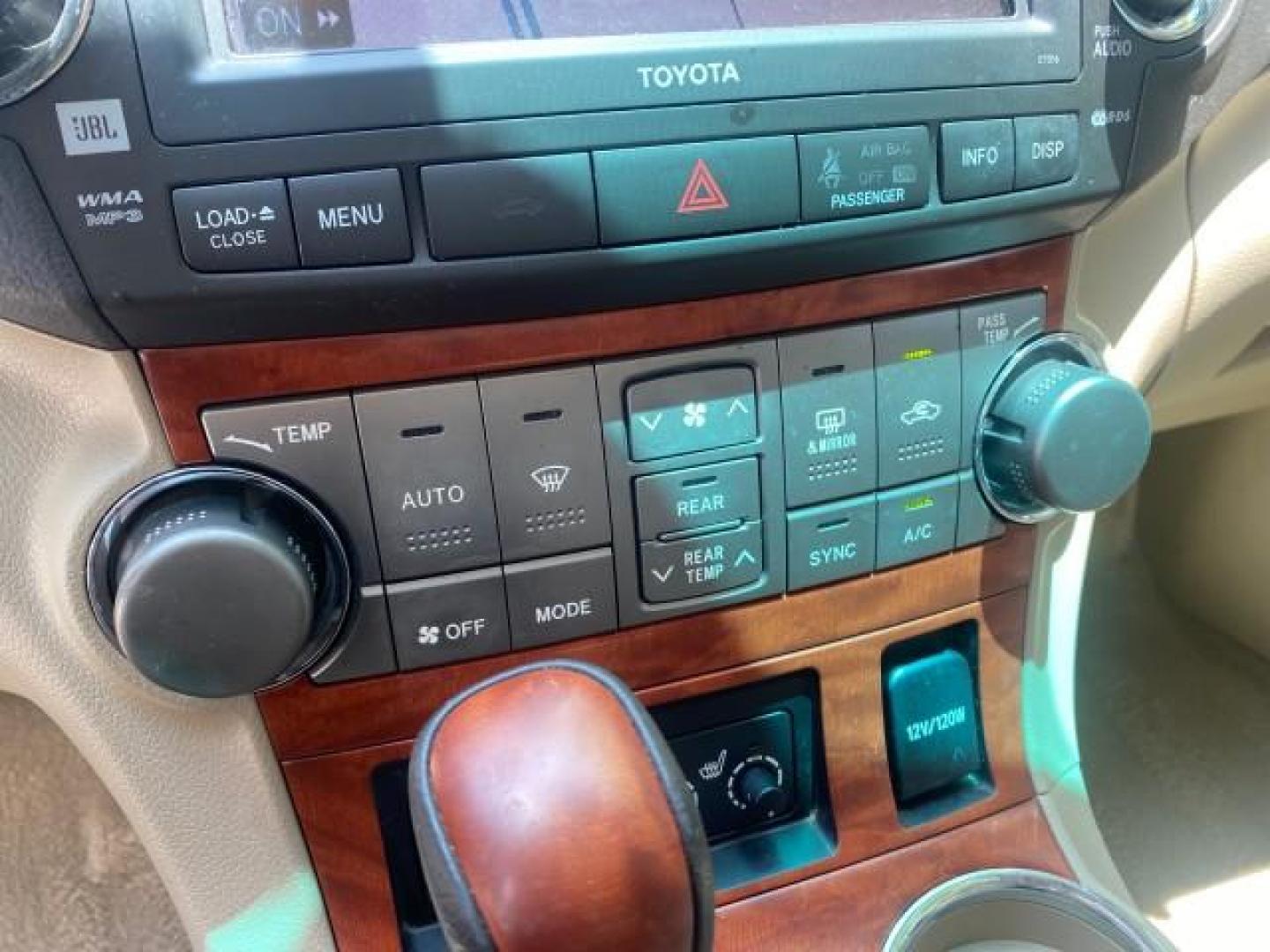 2009 Blizzard Pearl /Sand beige Toyota Highlander Limited 4WD 1 OWNER FLORIDA (JTEES42A192) with an 3.5L DOHC 24-Valve VVT-i V6 Engine engine, Automatic transmission, located at 4701 North Dixie Hwy, Pompano Beach, FL, 33064, (954) 422-2889, 26.240938, -80.123474 - OUR WEBPAGE FLORIDACARS1.COM HAS OVER 100 PHOTOS AND FREE CARFAX LINK 2009 TOYOTA HIGHLANDER LIMITED PEARL WHITE ALL ORIGINAL PAINT VIN: JTEES42A192148040 J T E E S 4 2 A 1 9 2 1 4 8 0 4 0 4 DOOR WAGON/SPORT UTILITY 3.5L V6 F DOHC 24V GASOLINE ALL WHEEL DRIVE Top Features 4WD/AWD Alloy Wheels Fold-A - Photo#53