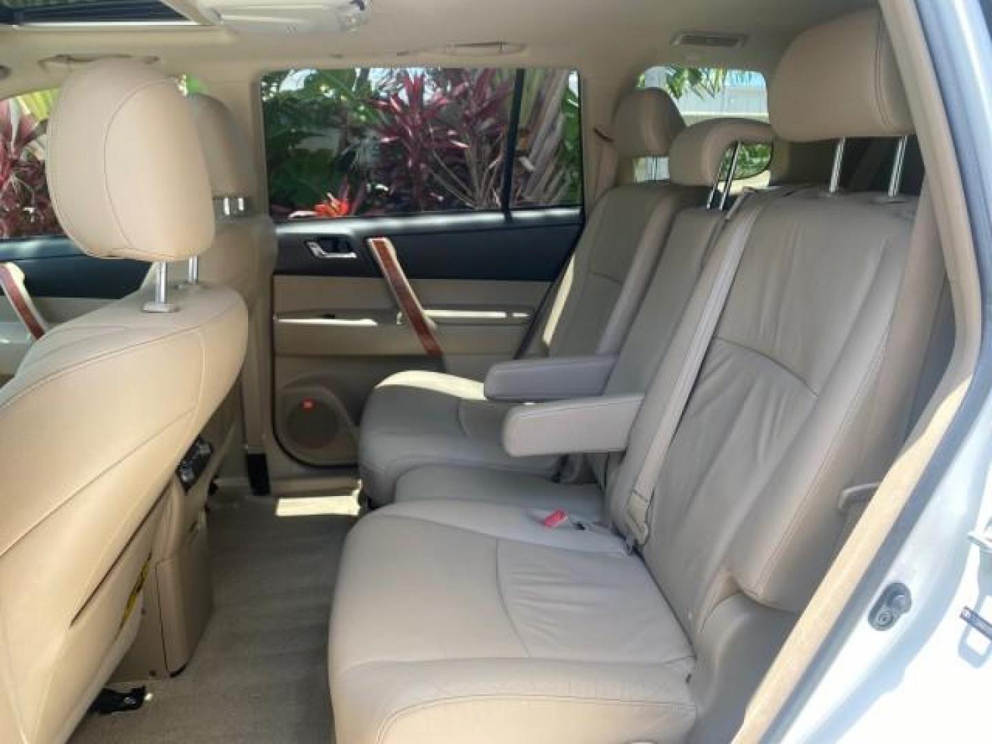 2009 Blizzard Pearl /Sand beige Toyota Highlander Limited 4WD 1 OWNER FLORIDA (JTEES42A192) with an 3.5L DOHC 24-Valve VVT-i V6 Engine engine, Automatic transmission, located at 4701 North Dixie Hwy, Pompano Beach, FL, 33064, (954) 422-2889, 26.240938, -80.123474 - OUR WEBPAGE FLORIDACARS1.COM HAS OVER 100 PHOTOS AND FREE CARFAX LINK 2009 TOYOTA HIGHLANDER LIMITED PEARL WHITE ALL ORIGINAL PAINT VIN: JTEES42A192148040 J T E E S 4 2 A 1 9 2 1 4 8 0 4 0 4 DOOR WAGON/SPORT UTILITY 3.5L V6 F DOHC 24V GASOLINE ALL WHEEL DRIVE Top Features 4WD/AWD Alloy Wheels Fold-A - Photo#71