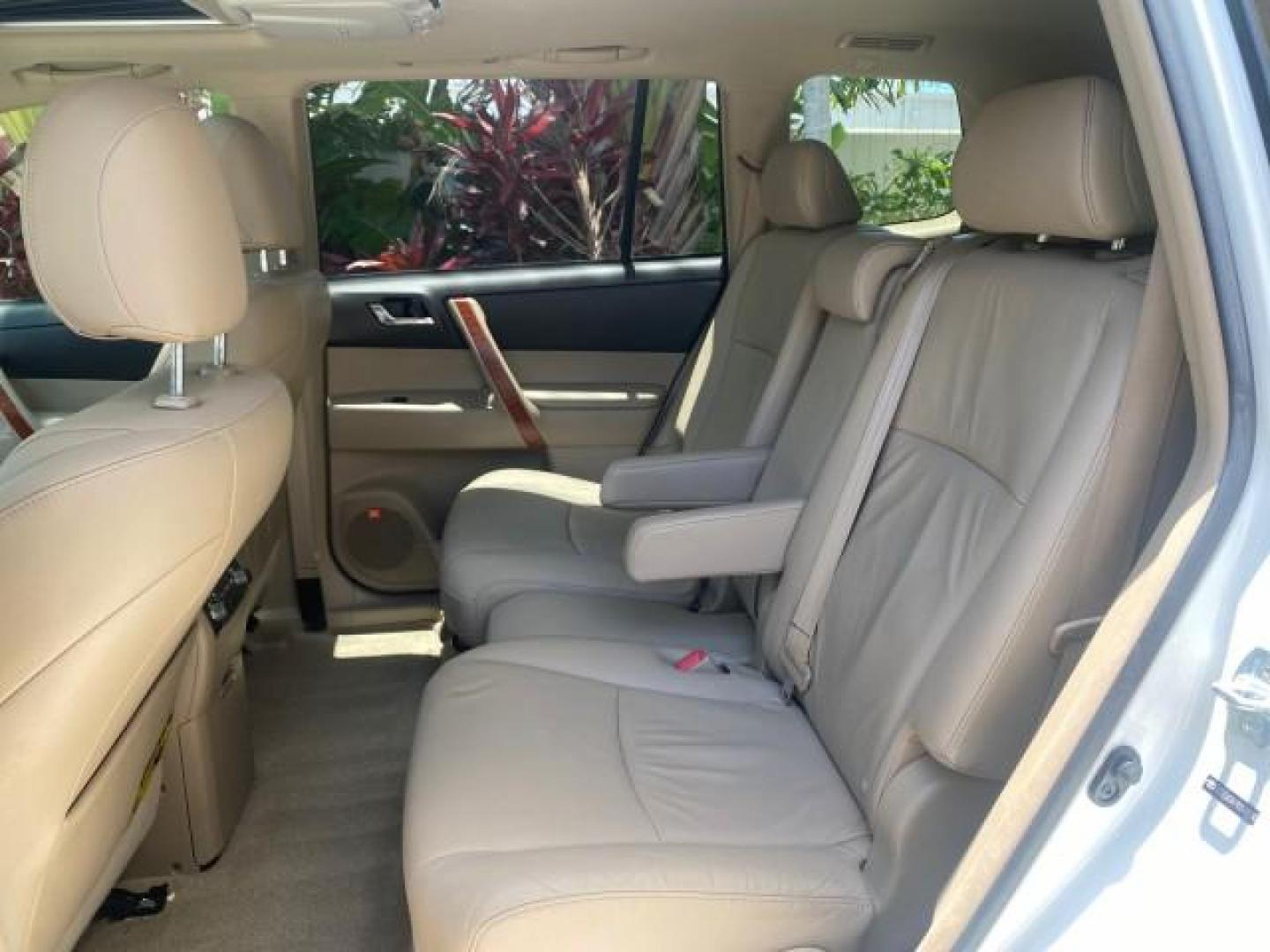 2009 Blizzard Pearl /Sand beige Toyota Highlander Limited 4WD 1 OWNER FLORIDA (JTEES42A192) with an 3.5L DOHC 24-Valve VVT-i V6 Engine engine, Automatic transmission, located at 4701 North Dixie Hwy, Pompano Beach, FL, 33064, (954) 422-2889, 26.240938, -80.123474 - OUR WEBPAGE FLORIDACARS1.COM HAS OVER 100 PHOTOS AND FREE CARFAX LINK 2009 TOYOTA HIGHLANDER LIMITED PEARL WHITE ALL ORIGINAL PAINT VIN: JTEES42A192148040 J T E E S 4 2 A 1 9 2 1 4 8 0 4 0 4 DOOR WAGON/SPORT UTILITY 3.5L V6 F DOHC 24V GASOLINE ALL WHEEL DRIVE Top Features 4WD/AWD Alloy Wheels Fold-A - Photo#72
