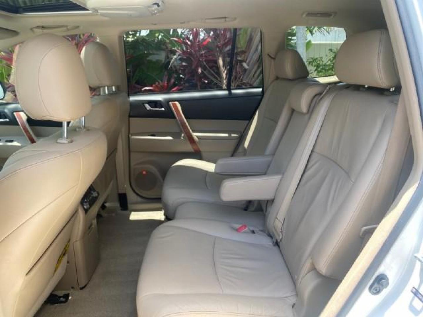 2009 Blizzard Pearl /Sand beige Toyota Highlander Limited 4WD 1 OWNER FLORIDA (JTEES42A192) with an 3.5L DOHC 24-Valve VVT-i V6 Engine engine, Automatic transmission, located at 4701 North Dixie Hwy, Pompano Beach, FL, 33064, (954) 422-2889, 26.240938, -80.123474 - OUR WEBPAGE FLORIDACARS1.COM HAS OVER 100 PHOTOS AND FREE CARFAX LINK 2009 TOYOTA HIGHLANDER LIMITED PEARL WHITE ALL ORIGINAL PAINT VIN: JTEES42A192148040 J T E E S 4 2 A 1 9 2 1 4 8 0 4 0 4 DOOR WAGON/SPORT UTILITY 3.5L V6 F DOHC 24V GASOLINE ALL WHEEL DRIVE Top Features 4WD/AWD Alloy Wheels Fold-A - Photo#73