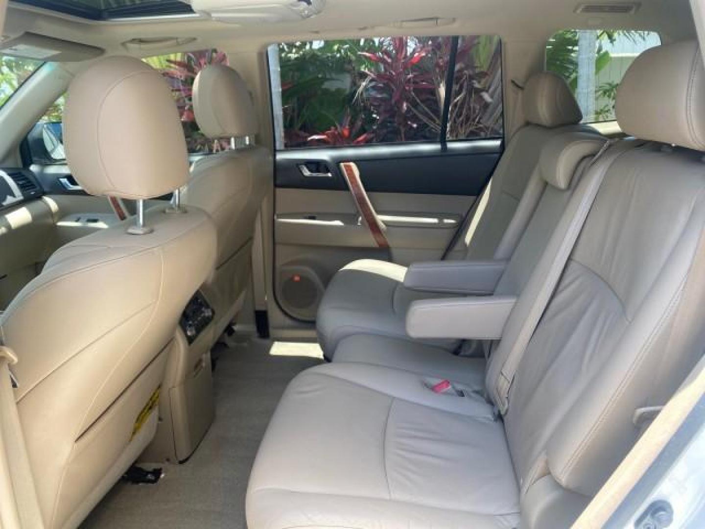 2009 Blizzard Pearl /Sand beige Toyota Highlander Limited 4WD 1 OWNER FLORIDA (JTEES42A192) with an 3.5L DOHC 24-Valve VVT-i V6 Engine engine, Automatic transmission, located at 4701 North Dixie Hwy, Pompano Beach, FL, 33064, (954) 422-2889, 26.240938, -80.123474 - OUR WEBPAGE FLORIDACARS1.COM HAS OVER 100 PHOTOS AND FREE CARFAX LINK 2009 TOYOTA HIGHLANDER LIMITED PEARL WHITE ALL ORIGINAL PAINT VIN: JTEES42A192148040 J T E E S 4 2 A 1 9 2 1 4 8 0 4 0 4 DOOR WAGON/SPORT UTILITY 3.5L V6 F DOHC 24V GASOLINE ALL WHEEL DRIVE Top Features 4WD/AWD Alloy Wheels Fold-A - Photo#74
