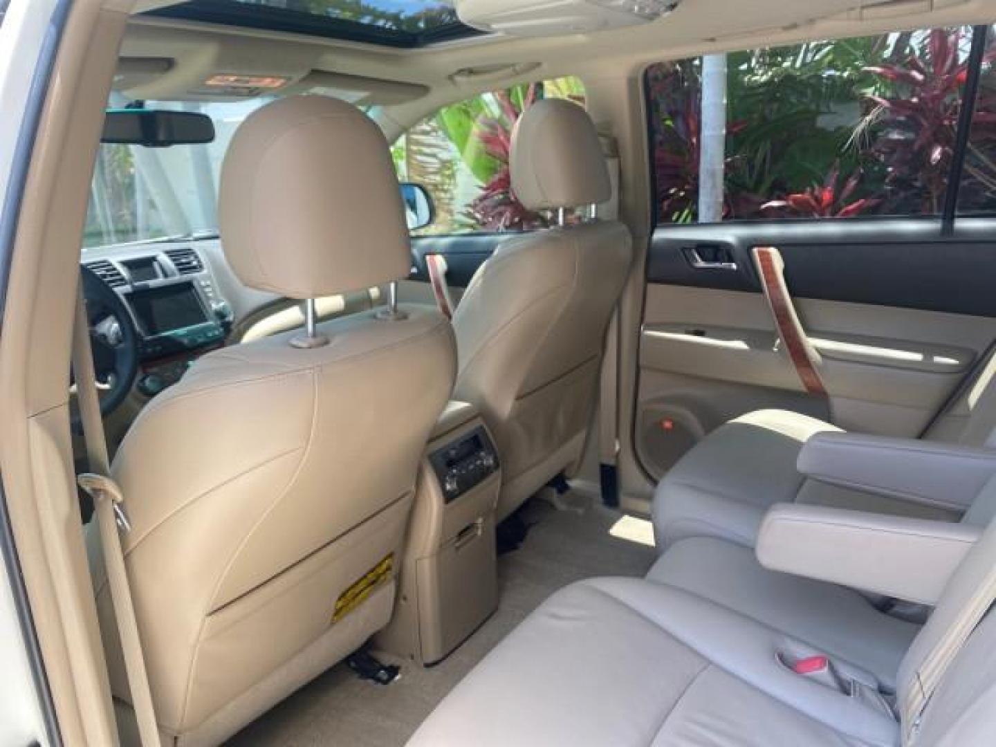 2009 Blizzard Pearl /Sand beige Toyota Highlander Limited 4WD 1 OWNER FLORIDA (JTEES42A192) with an 3.5L DOHC 24-Valve VVT-i V6 Engine engine, Automatic transmission, located at 4701 North Dixie Hwy, Pompano Beach, FL, 33064, (954) 422-2889, 26.240938, -80.123474 - OUR WEBPAGE FLORIDACARS1.COM HAS OVER 100 PHOTOS AND FREE CARFAX LINK 2009 TOYOTA HIGHLANDER LIMITED PEARL WHITE ALL ORIGINAL PAINT VIN: JTEES42A192148040 J T E E S 4 2 A 1 9 2 1 4 8 0 4 0 4 DOOR WAGON/SPORT UTILITY 3.5L V6 F DOHC 24V GASOLINE ALL WHEEL DRIVE Top Features 4WD/AWD Alloy Wheels Fold-A - Photo#76