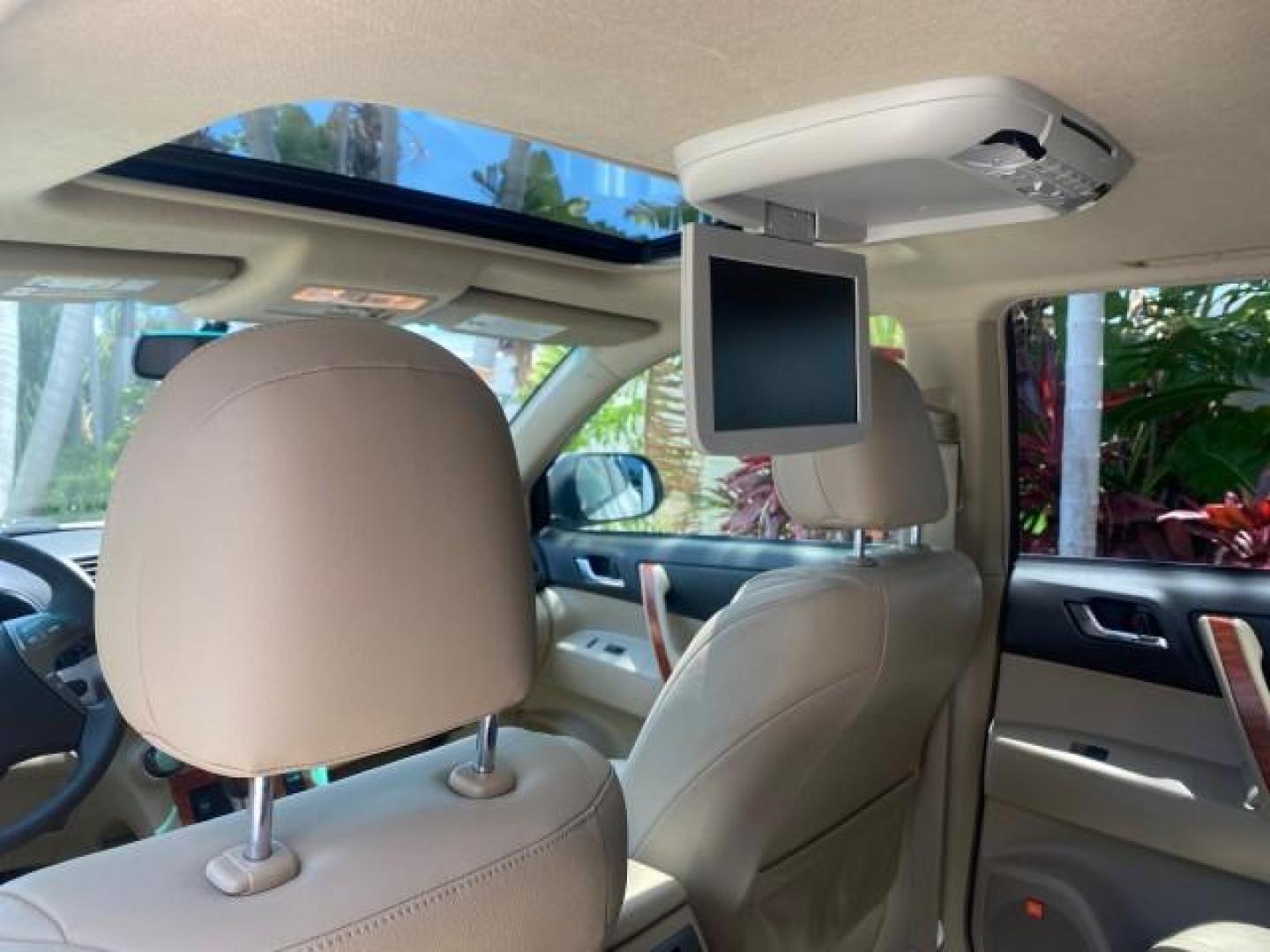 2009 Blizzard Pearl /Sand beige Toyota Highlander Limited 4WD 1 OWNER FLORIDA (JTEES42A192) with an 3.5L DOHC 24-Valve VVT-i V6 Engine engine, Automatic transmission, located at 4701 North Dixie Hwy, Pompano Beach, FL, 33064, (954) 422-2889, 26.240938, -80.123474 - OUR WEBPAGE FLORIDACARS1.COM HAS OVER 100 PHOTOS AND FREE CARFAX LINK 2009 TOYOTA HIGHLANDER LIMITED PEARL WHITE ALL ORIGINAL PAINT VIN: JTEES42A192148040 J T E E S 4 2 A 1 9 2 1 4 8 0 4 0 4 DOOR WAGON/SPORT UTILITY 3.5L V6 F DOHC 24V GASOLINE ALL WHEEL DRIVE Top Features 4WD/AWD Alloy Wheels Fold-A - Photo#82
