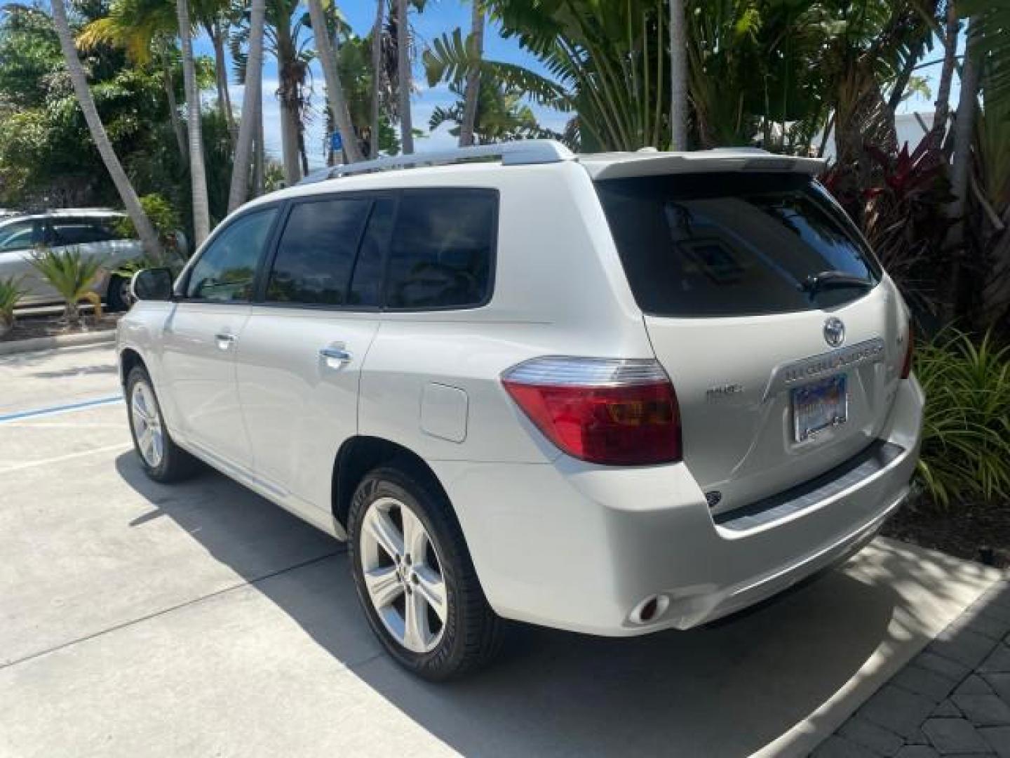 2009 Blizzard Pearl /Sand beige Toyota Highlander Limited 4WD 1 OWNER FLORIDA (JTEES42A192) with an 3.5L DOHC 24-Valve VVT-i V6 Engine engine, Automatic transmission, located at 4701 North Dixie Hwy, Pompano Beach, FL, 33064, (954) 422-2889, 26.240938, -80.123474 - OUR WEBPAGE FLORIDACARS1.COM HAS OVER 100 PHOTOS AND FREE CARFAX LINK 2009 TOYOTA HIGHLANDER LIMITED PEARL WHITE ALL ORIGINAL PAINT VIN: JTEES42A192148040 J T E E S 4 2 A 1 9 2 1 4 8 0 4 0 4 DOOR WAGON/SPORT UTILITY 3.5L V6 F DOHC 24V GASOLINE ALL WHEEL DRIVE Top Features 4WD/AWD Alloy Wheels Fold-A - Photo#87