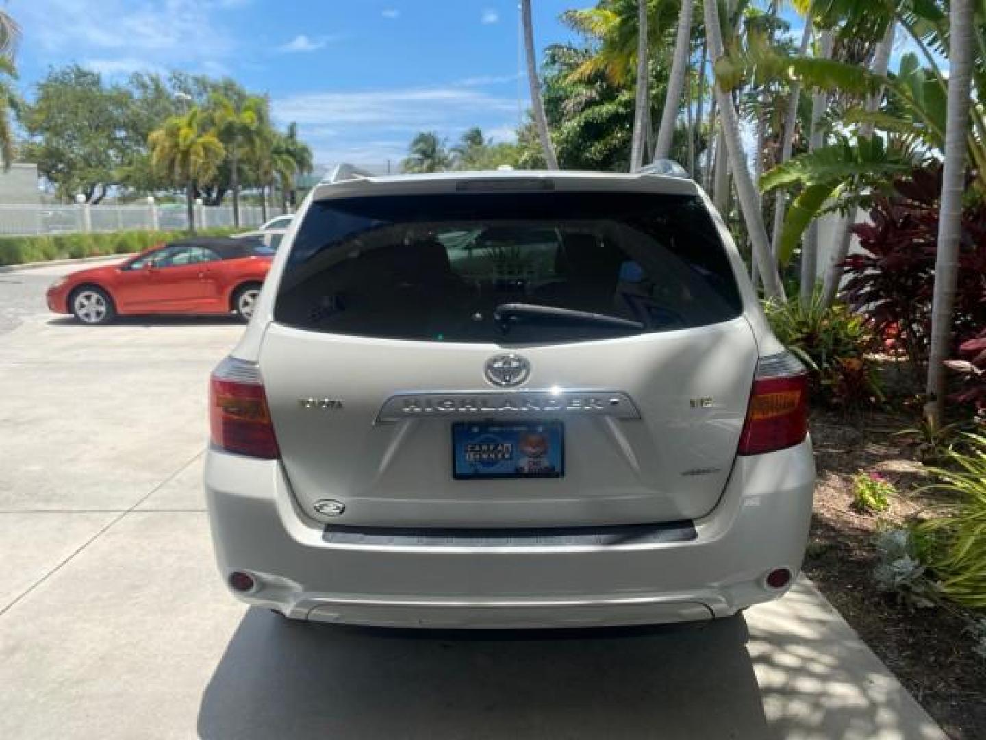 2009 Blizzard Pearl /Sand beige Toyota Highlander Limited 4WD 1 OWNER FLORIDA (JTEES42A192) with an 3.5L DOHC 24-Valve VVT-i V6 Engine engine, Automatic transmission, located at 4701 North Dixie Hwy, Pompano Beach, FL, 33064, (954) 422-2889, 26.240938, -80.123474 - OUR WEBPAGE FLORIDACARS1.COM HAS OVER 100 PHOTOS AND FREE CARFAX LINK 2009 TOYOTA HIGHLANDER LIMITED PEARL WHITE ALL ORIGINAL PAINT VIN: JTEES42A192148040 J T E E S 4 2 A 1 9 2 1 4 8 0 4 0 4 DOOR WAGON/SPORT UTILITY 3.5L V6 F DOHC 24V GASOLINE ALL WHEEL DRIVE Top Features 4WD/AWD Alloy Wheels Fold-A - Photo#88